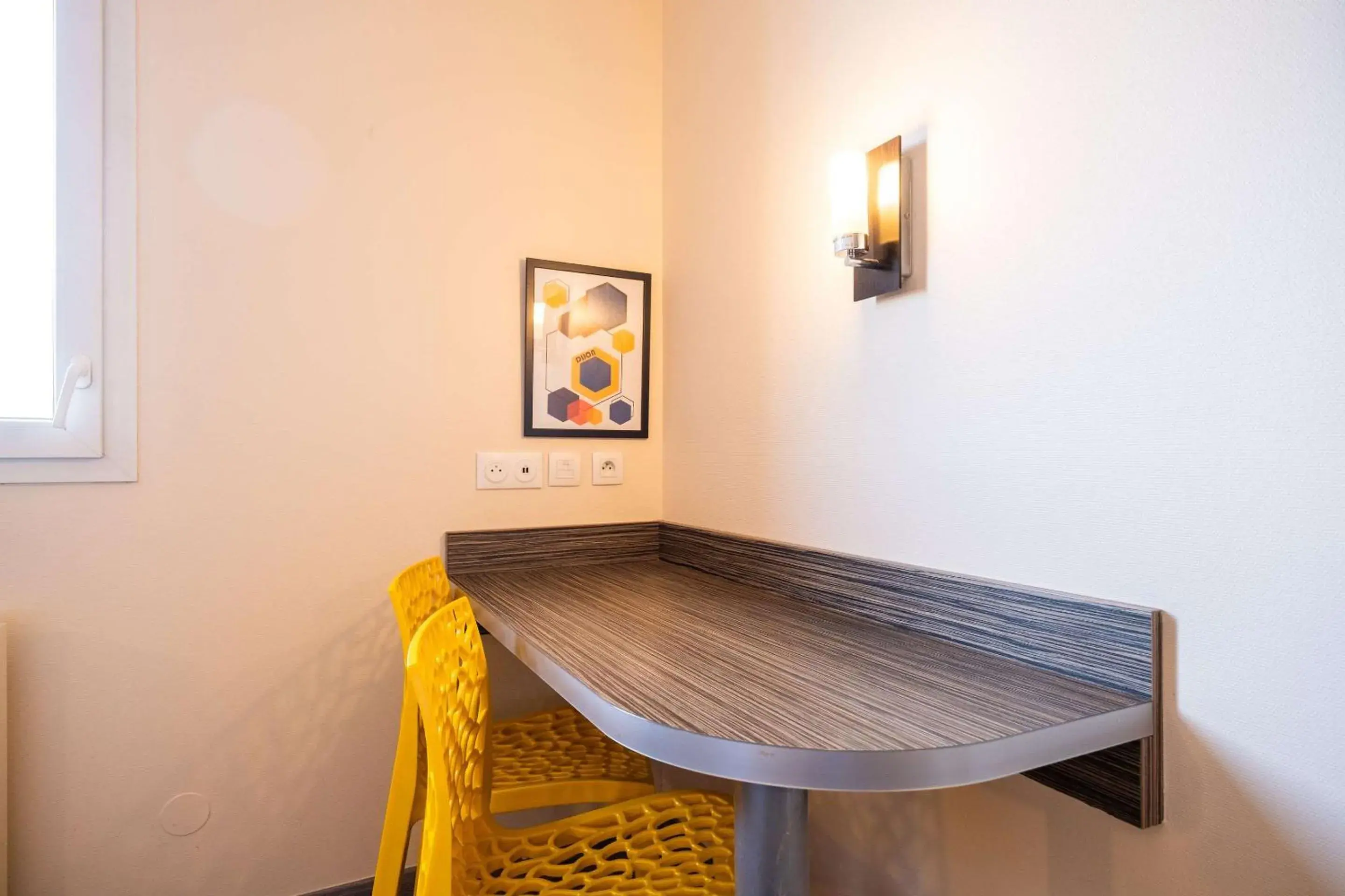 Photo of the whole room in Kyriad Dijon Sud - Longvic Photo of the whole room in Kyriad Dijon Sud - Longvic