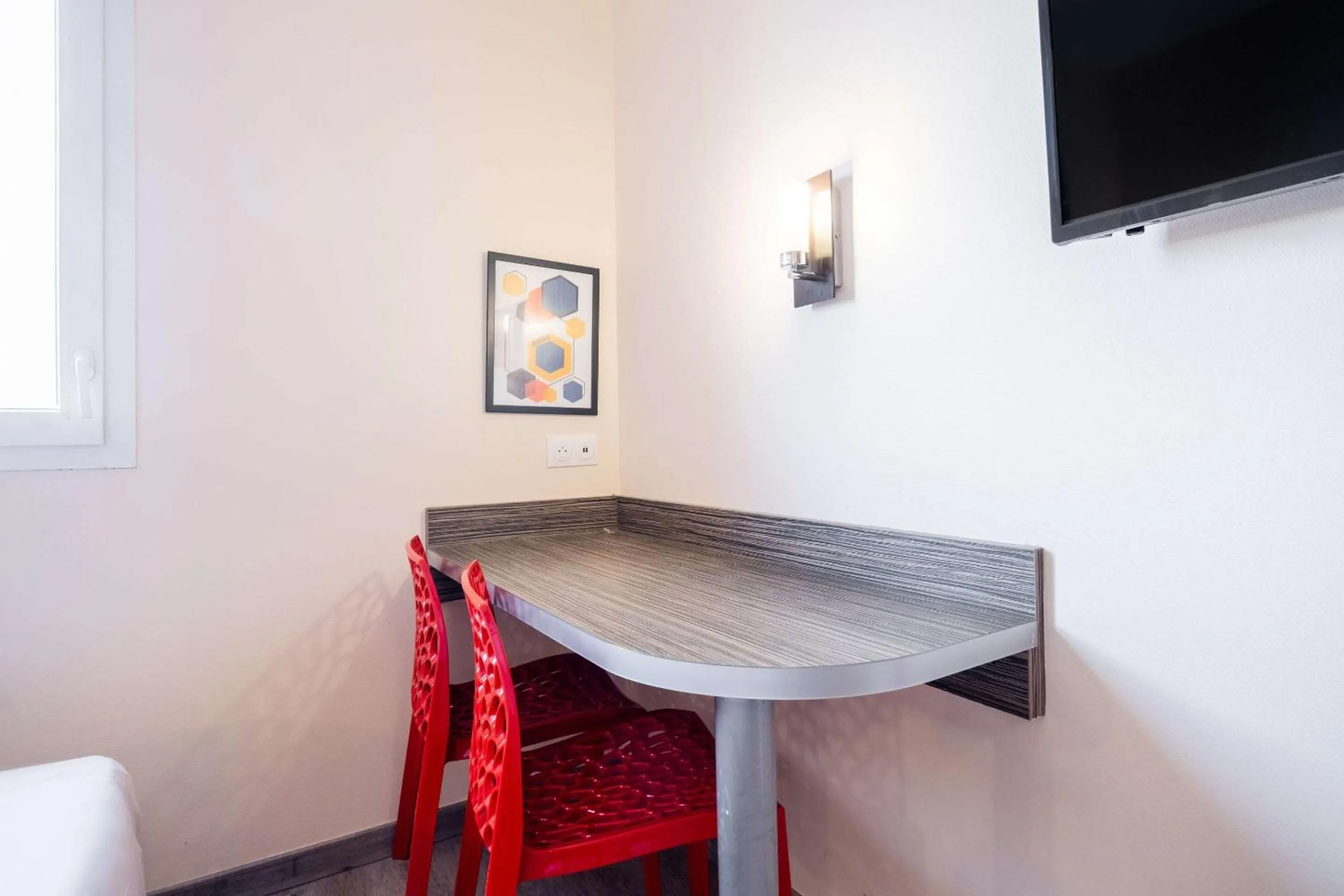 Photo of the whole room in Kyriad Dijon Sud - Longvic