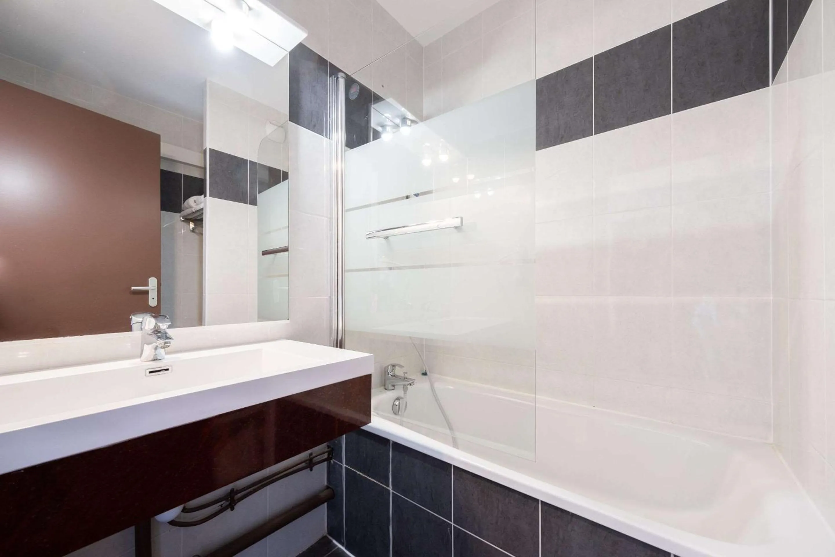 Bathroom in Kyriad Dijon Sud - Longvic