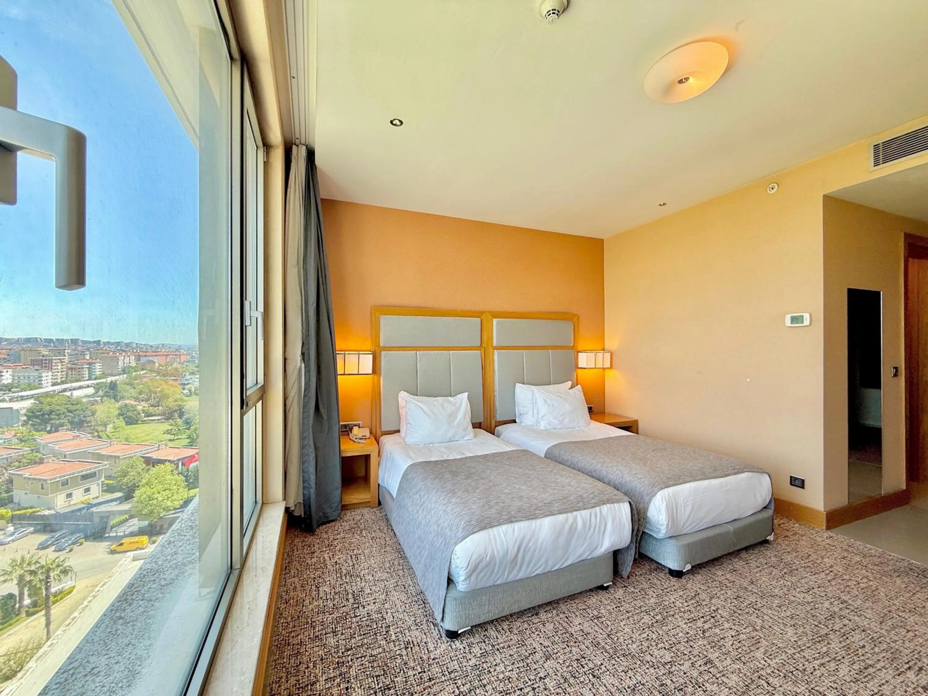 room service, Bed in The Green Park Pendik
