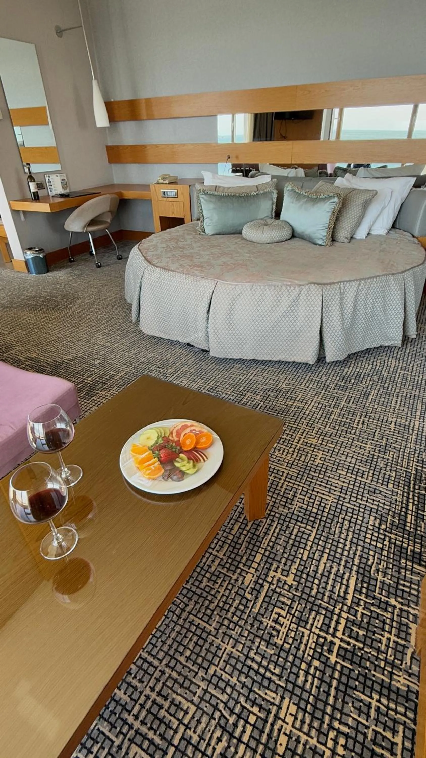 room service, Bed in The Green Park Pendik