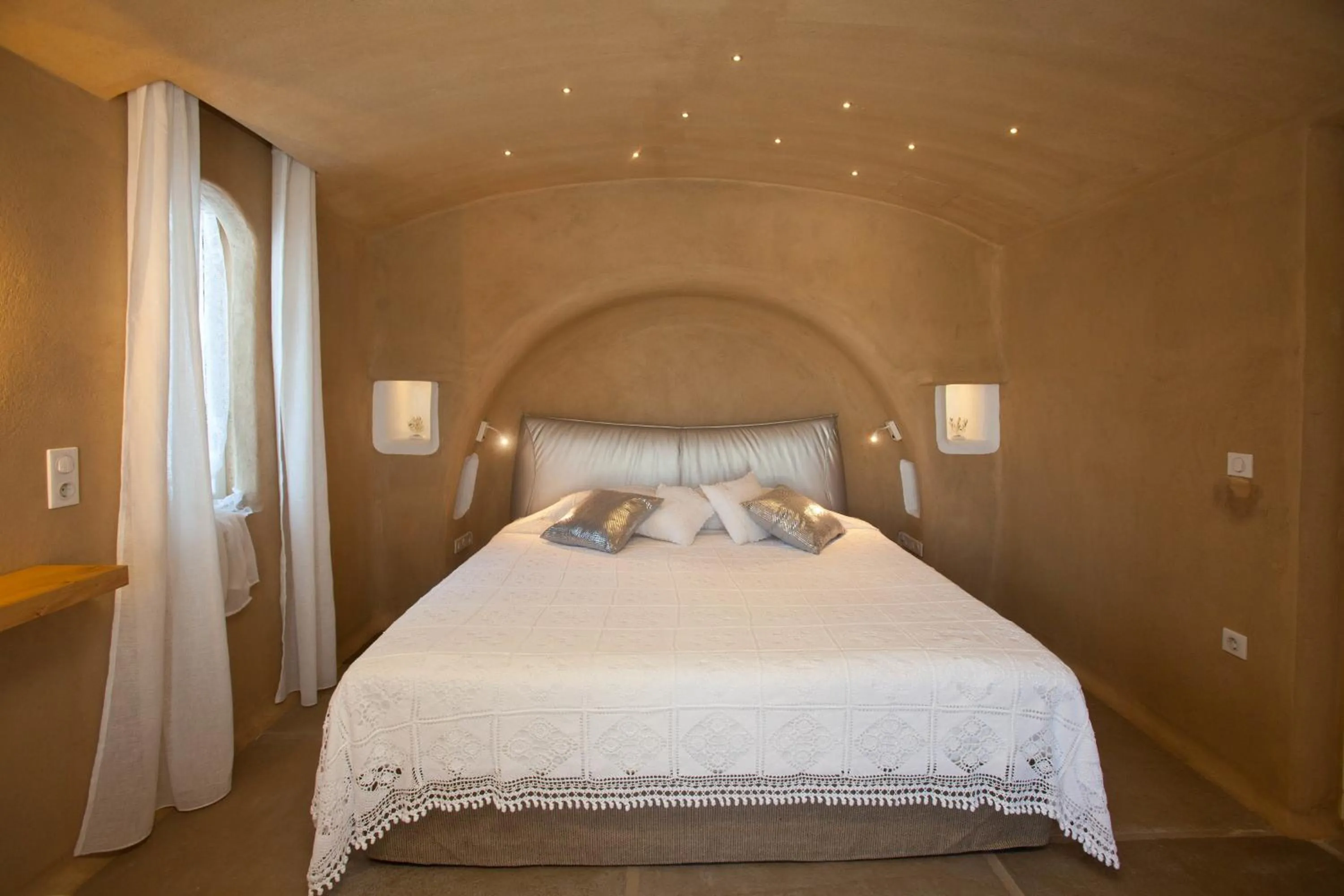 Bedroom, Bed in Golden Sun Hotel