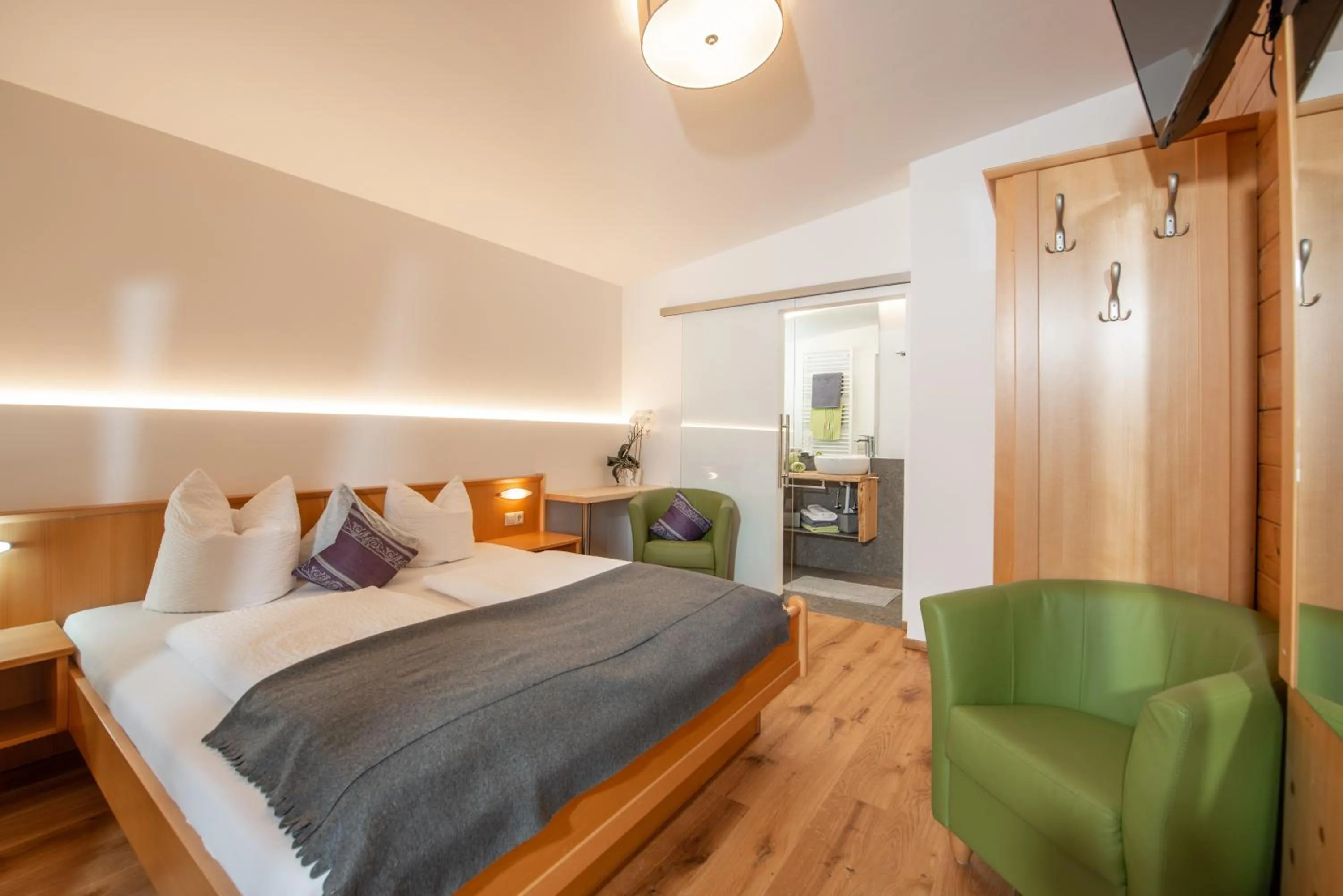Photo of the whole room, Bed in Wellnesshaus Reichelt