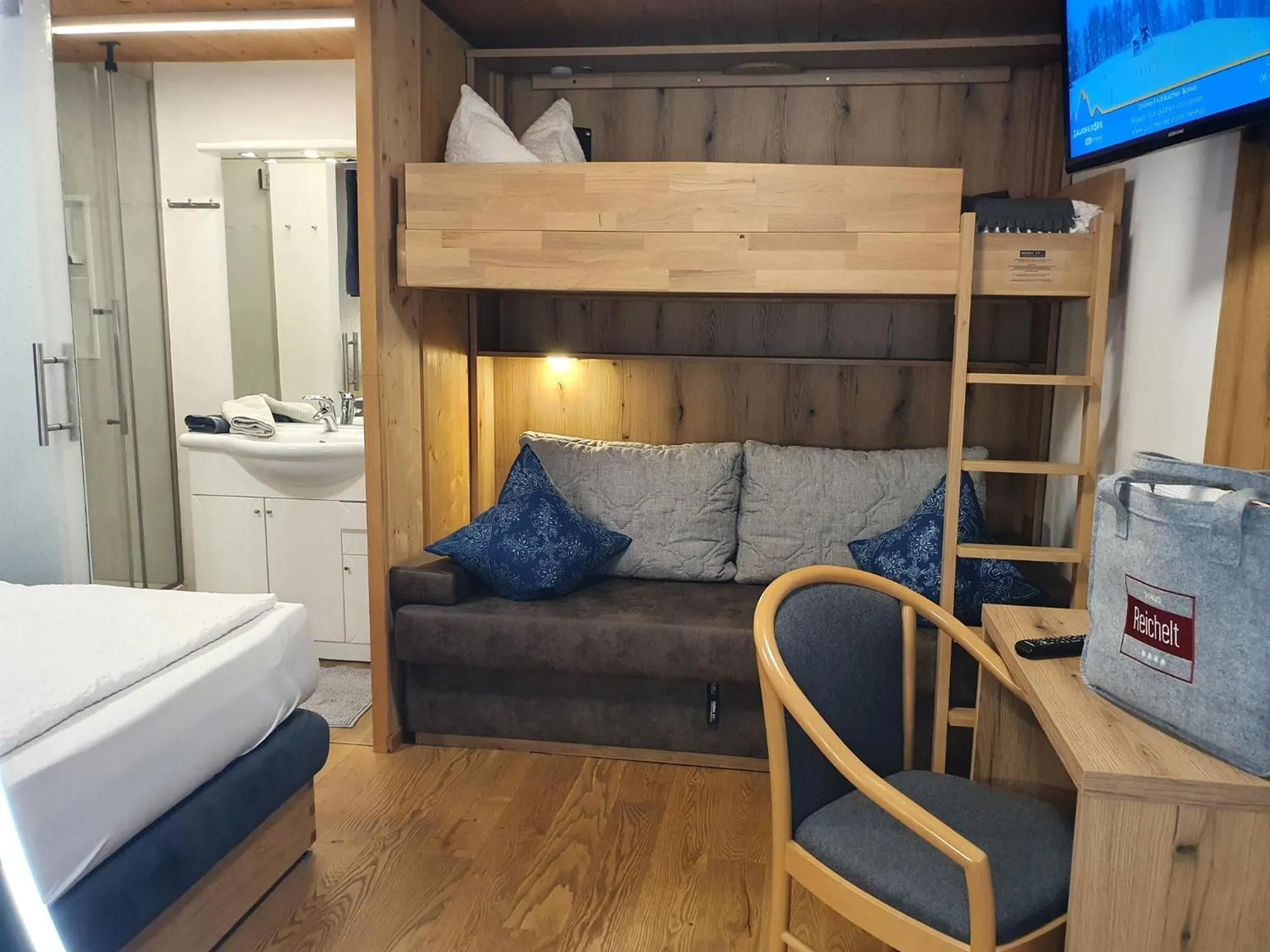 Photo of the whole room, Bed in Wellnesshaus Reichelt