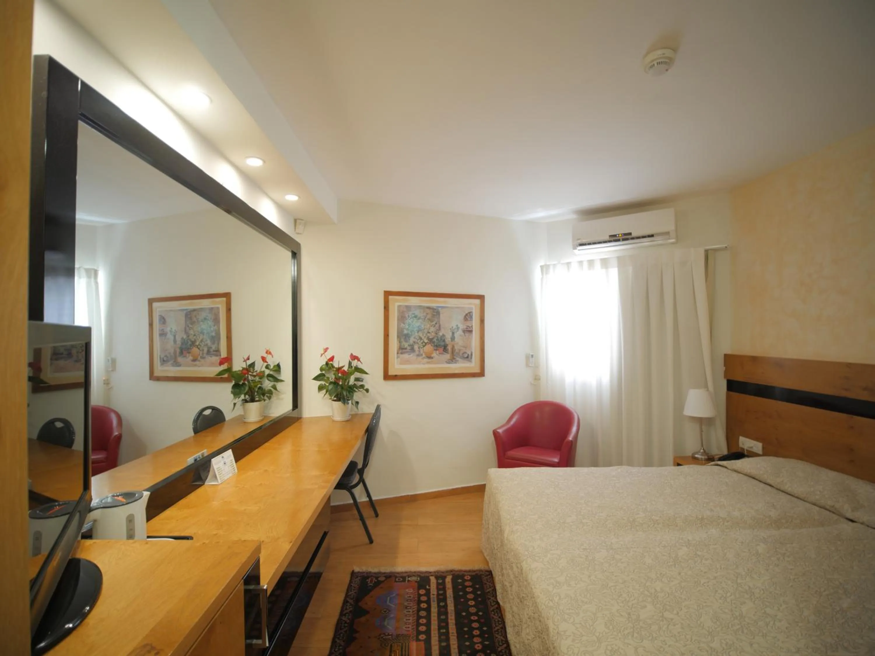 Photo of the whole room, Bed in Margoa Hotel Netanya