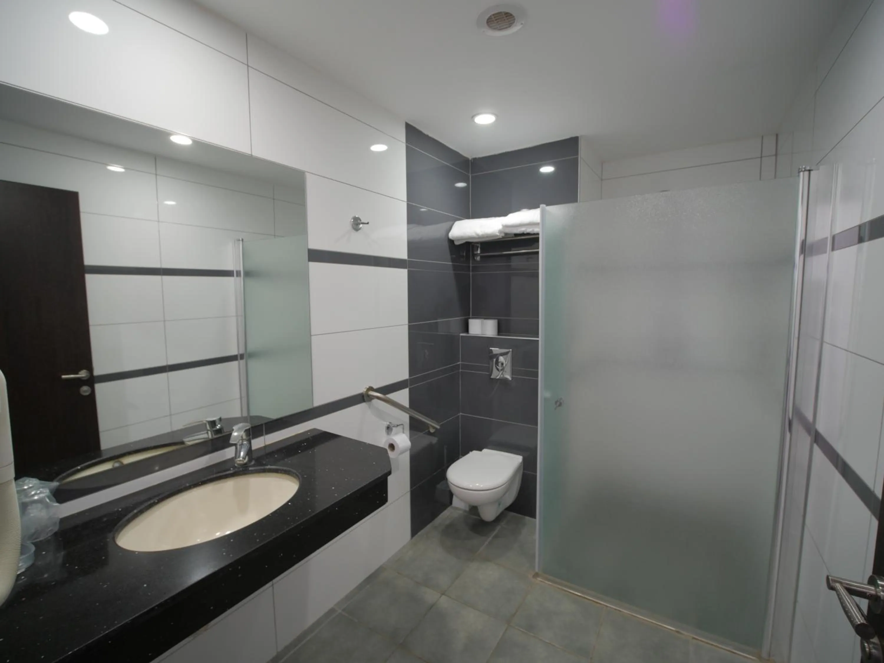 Shower in Margoa Hotel Netanya