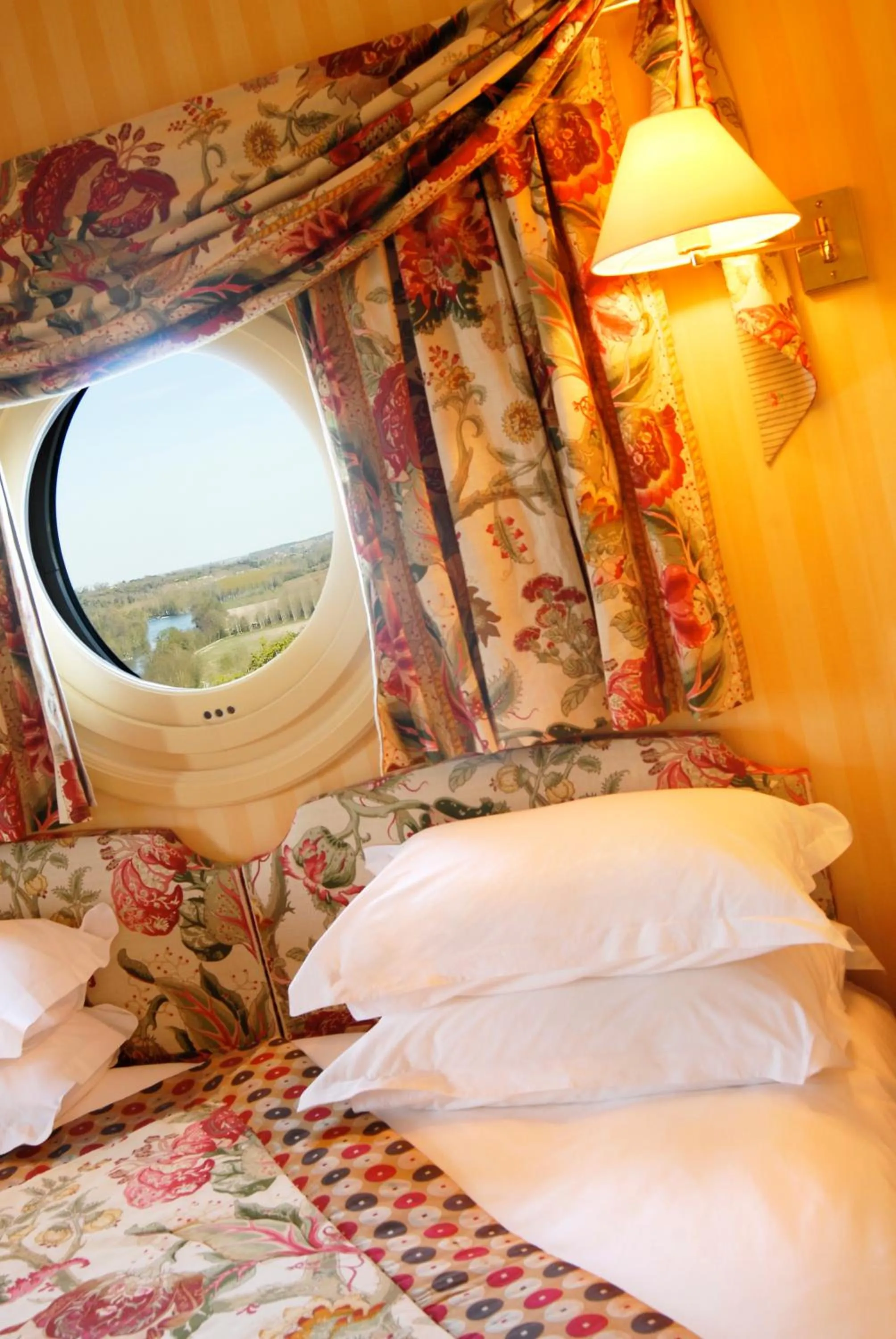 Decorative detail, Bed in Hôtel L'Yeuse - Teritoria