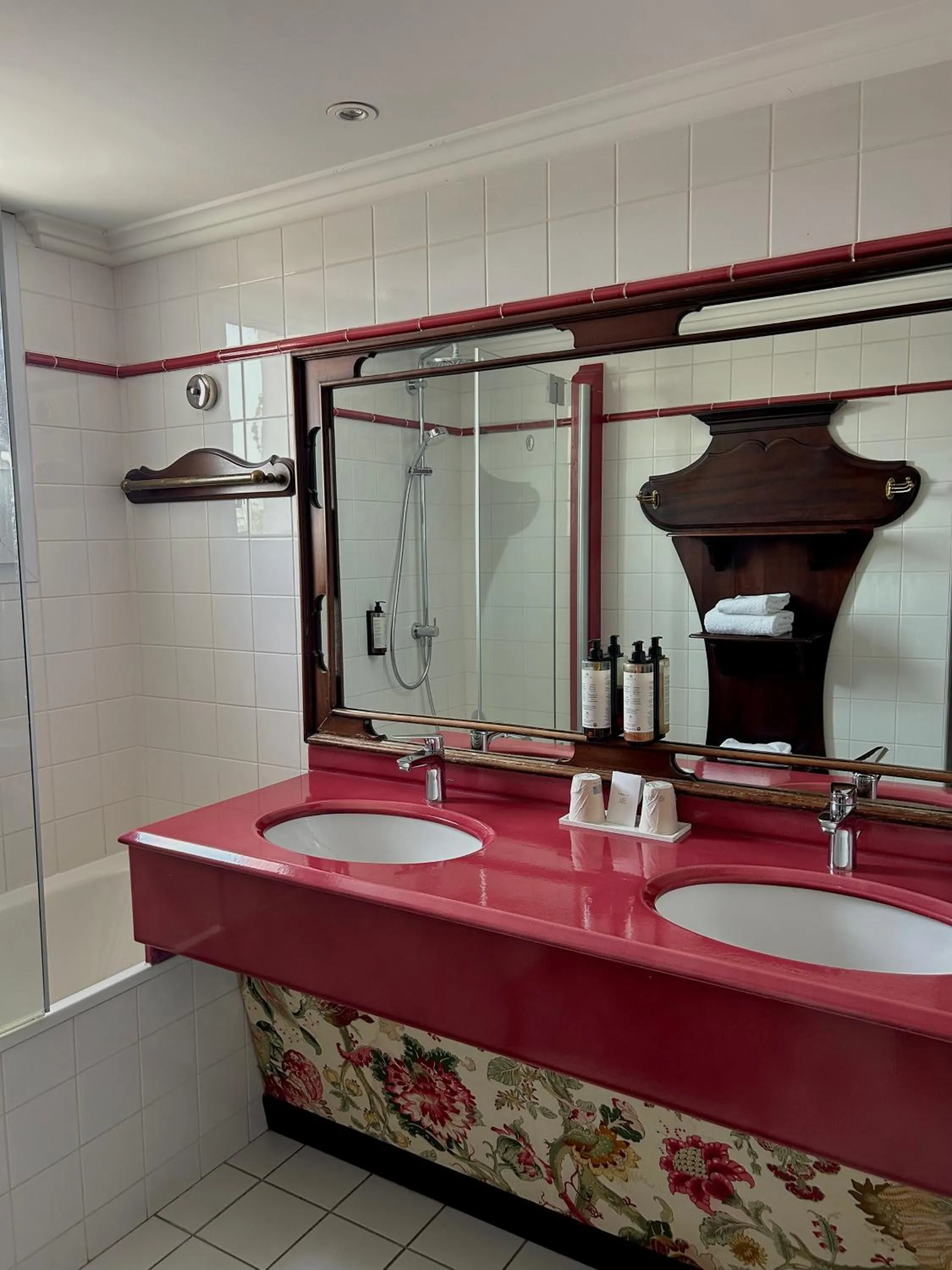 Shower in Hôtel L'Yeuse - Teritoria