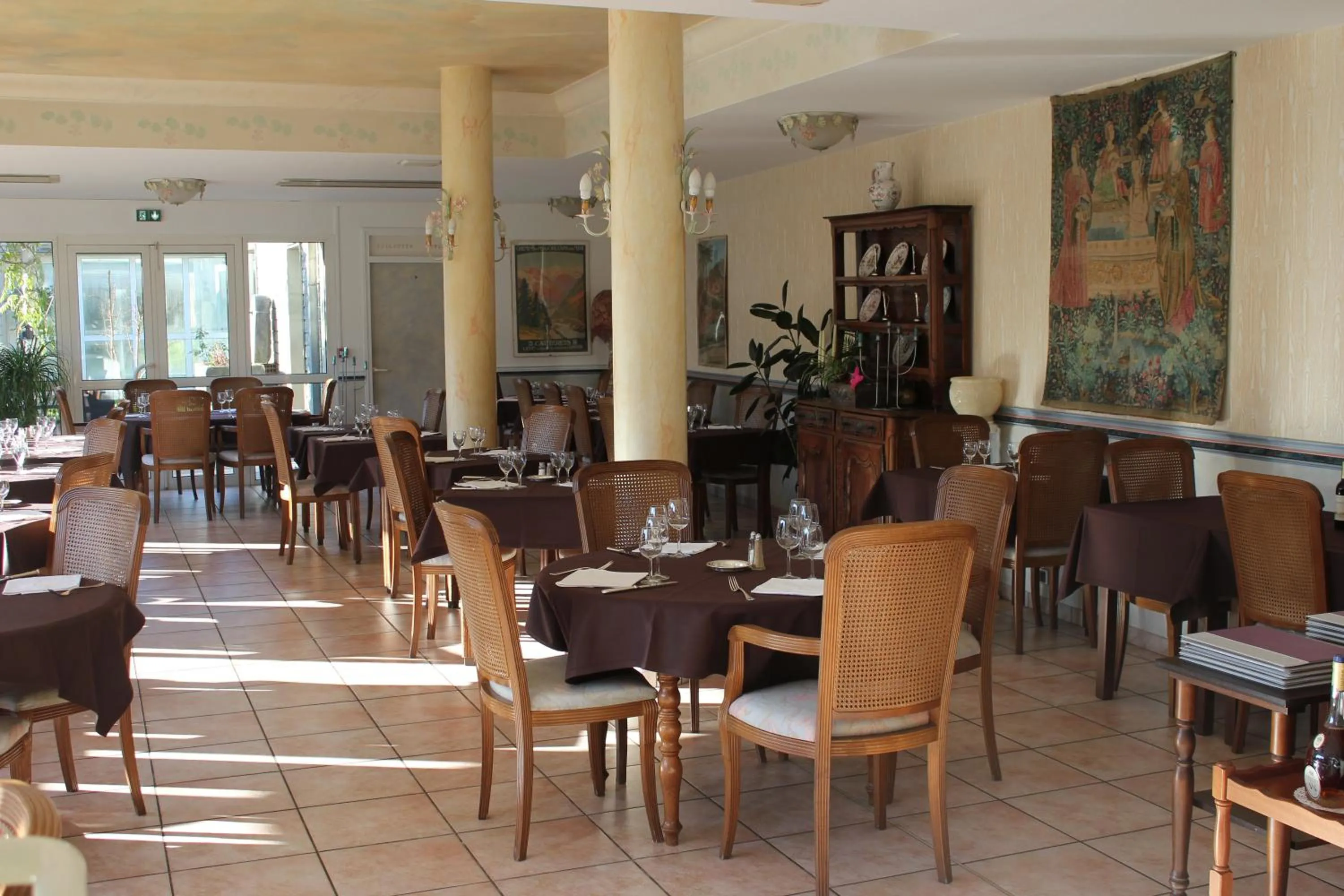 Restaurant/places to eat in Logis Hôtel Les Cimes