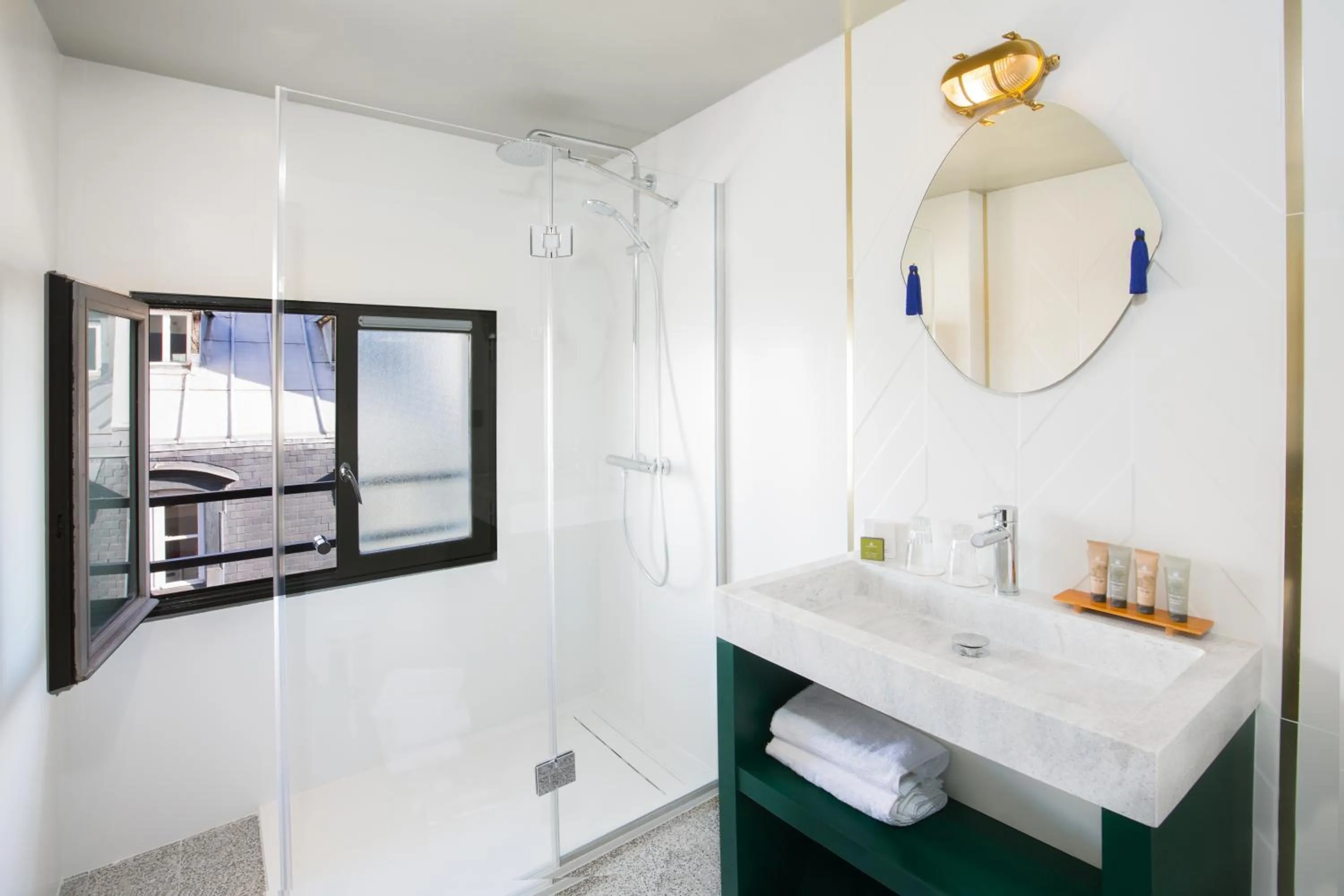 Bathroom in Hôtel Louvre Piemont