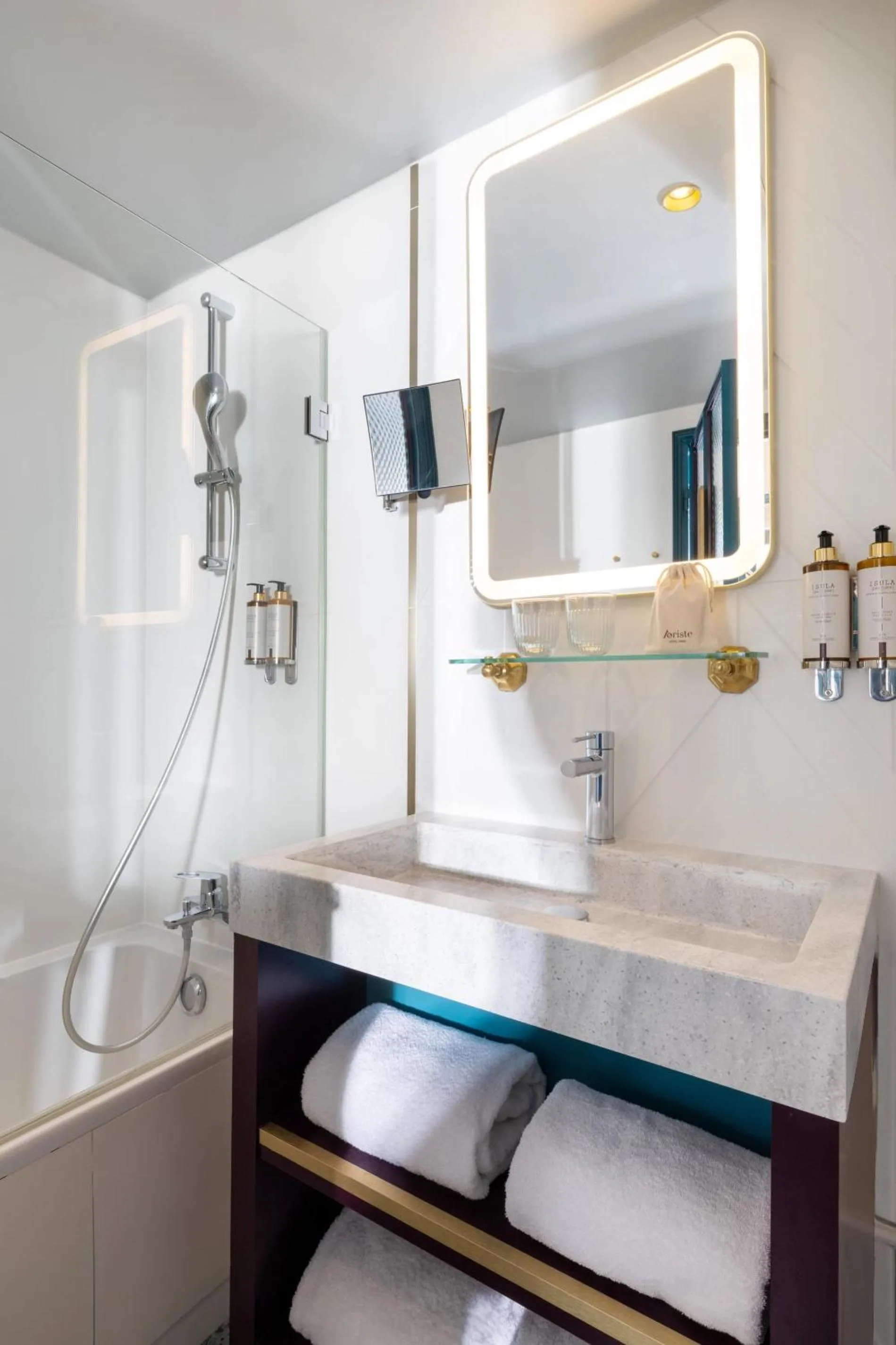 Bathroom in Hôtel Aoriste & Spa