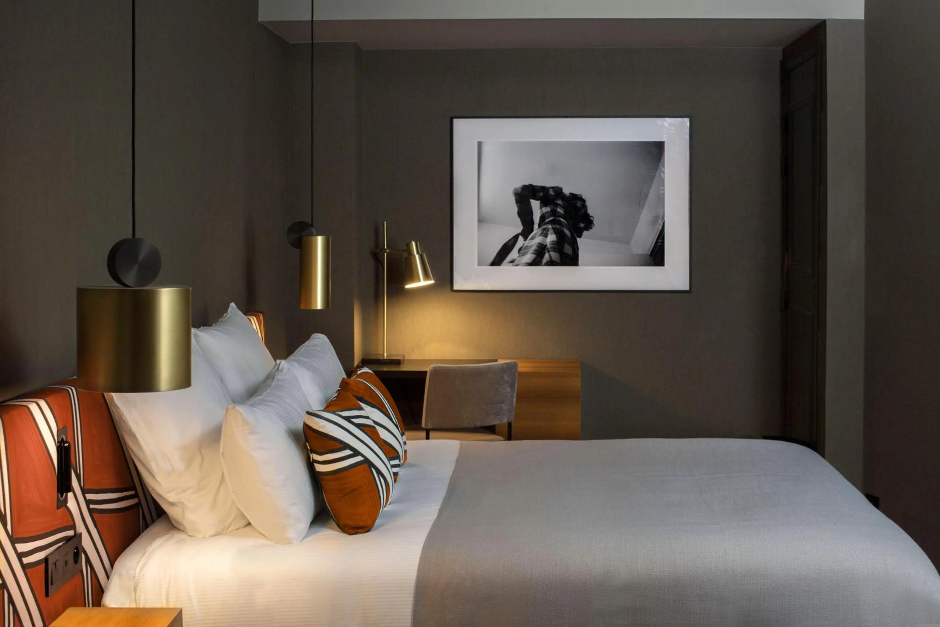 Photo of the whole room, Bed in Hôtel Louvre Piemont