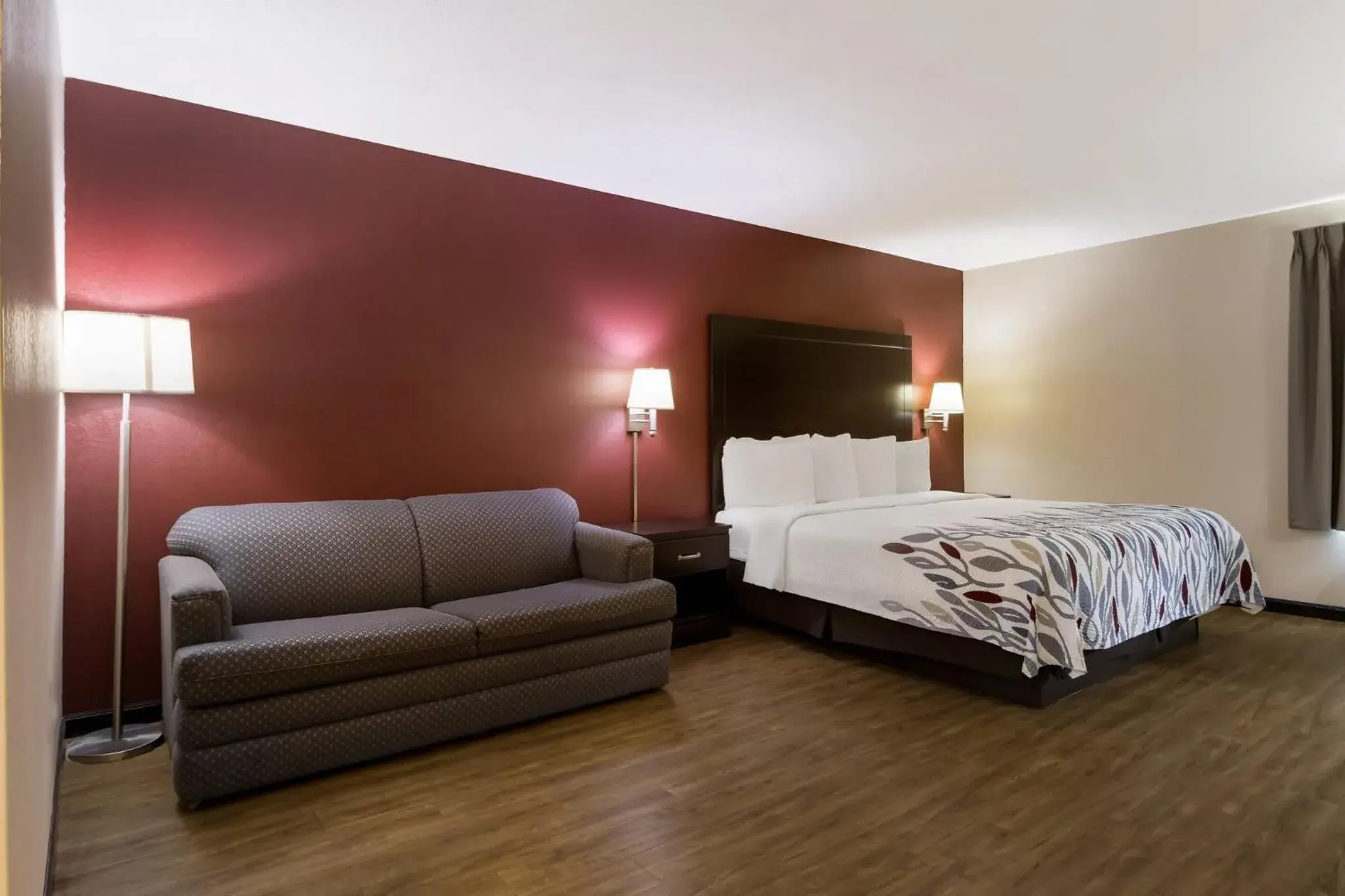 Superior King Room Non-Smoking in Red Roof Inn South Bend - Mishawaka Superior King Room Non-Smoking in Red Roof Inn South Bend - Mishawaka