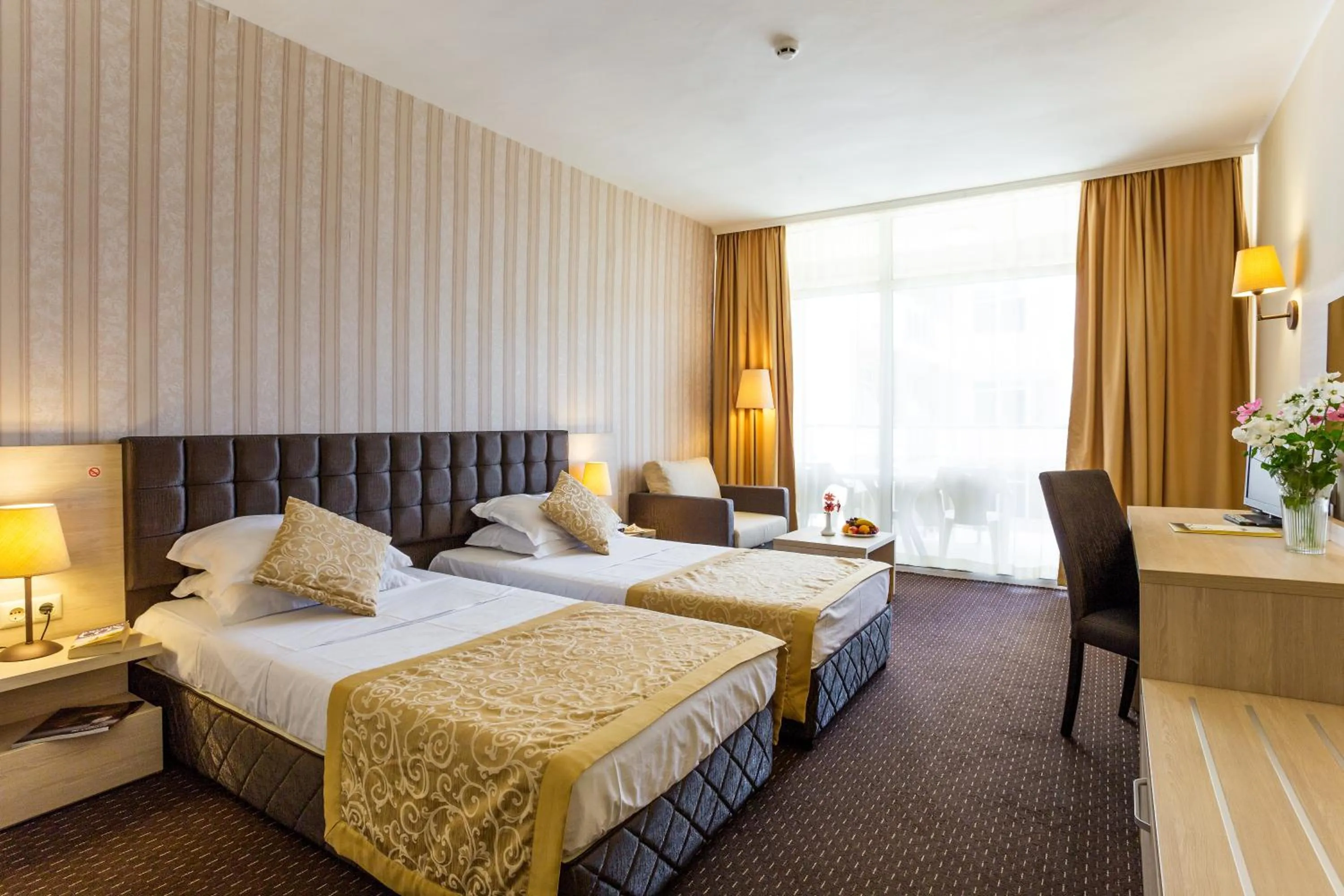 Balcony/Terrace, Bed in Hotel Laguna Park & Aqua Club - All Inclusive