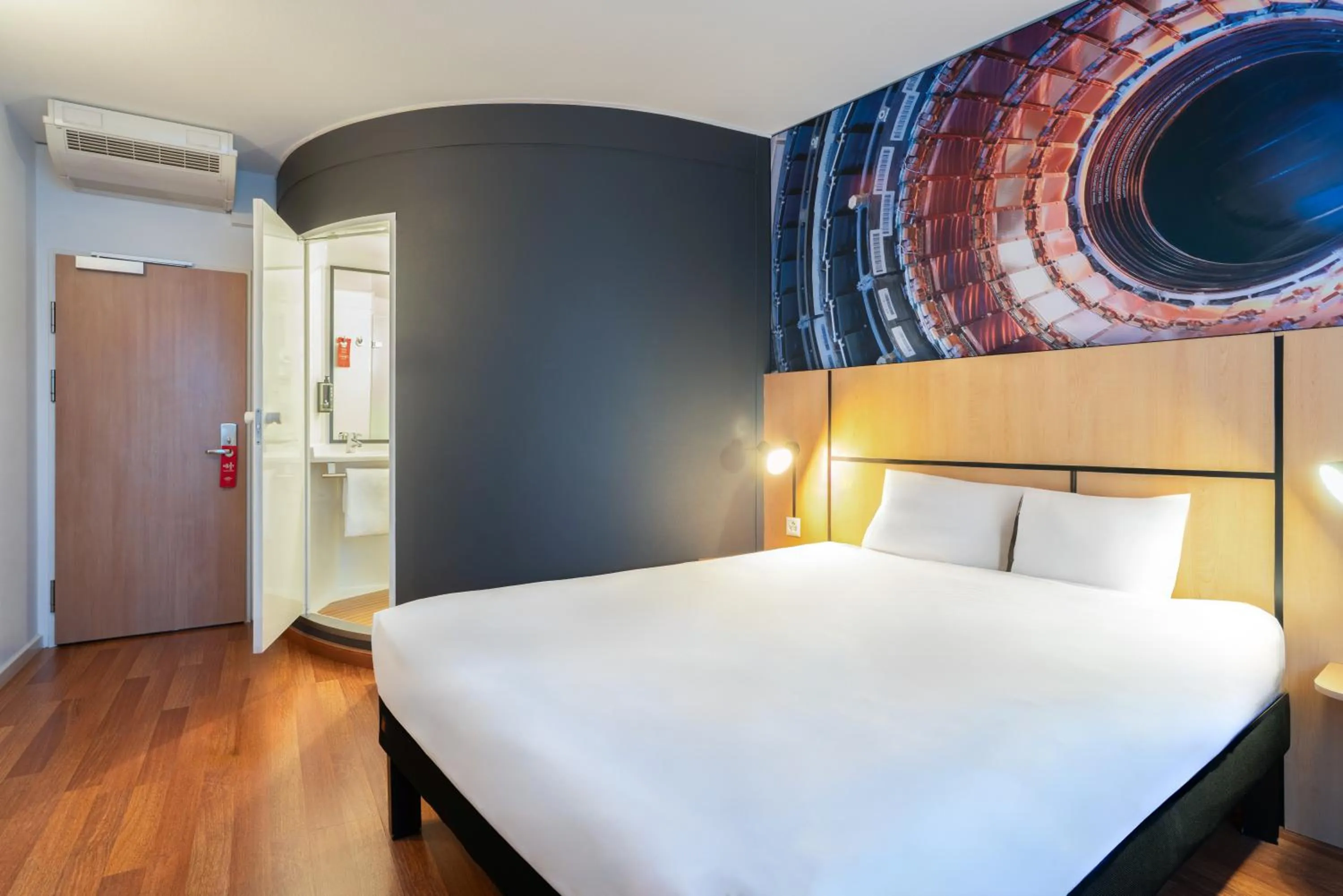 Photo of the whole room, Bed in ibis Genève Petit Lancy