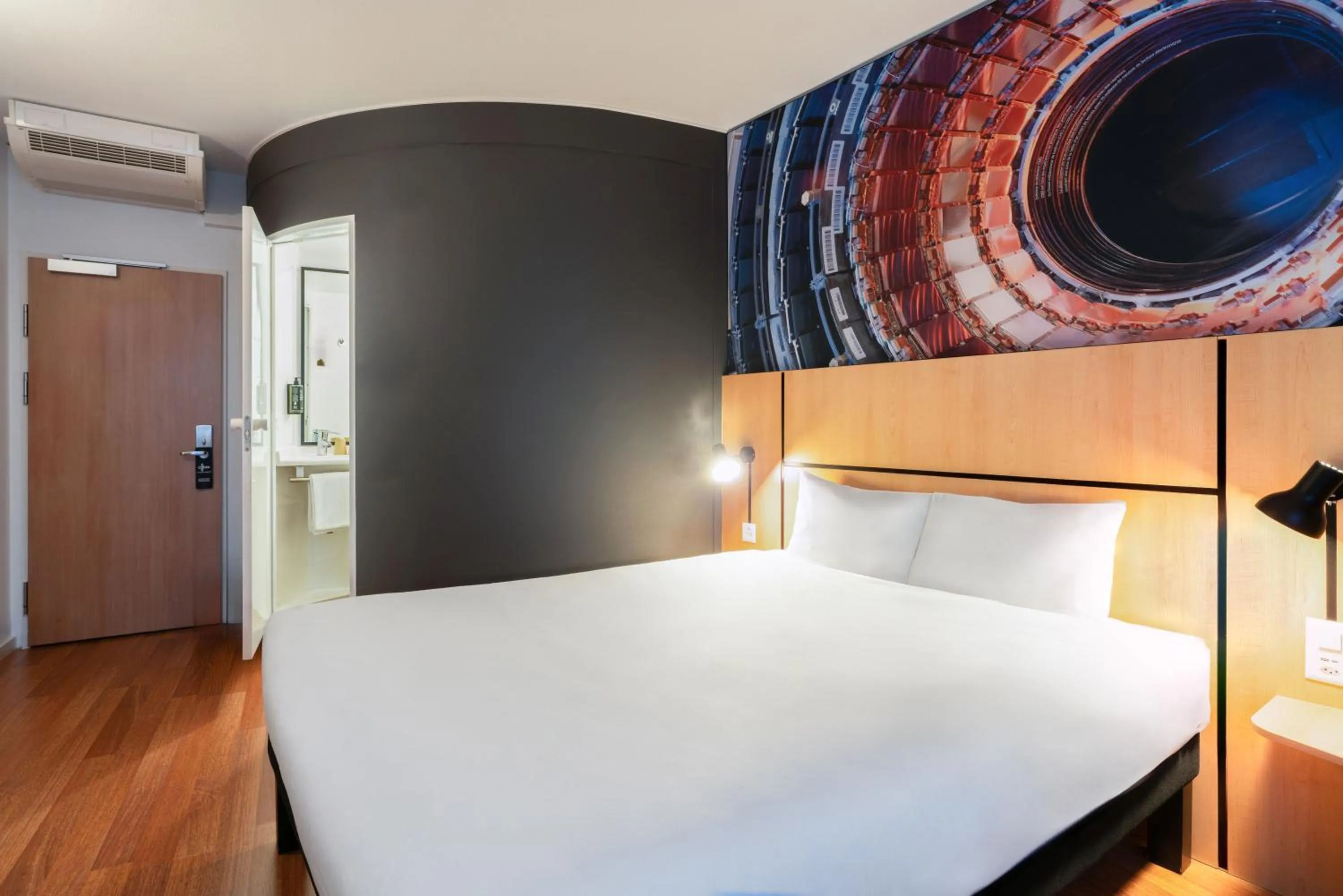 Photo of the whole room, Bed in ibis Genève Petit Lancy