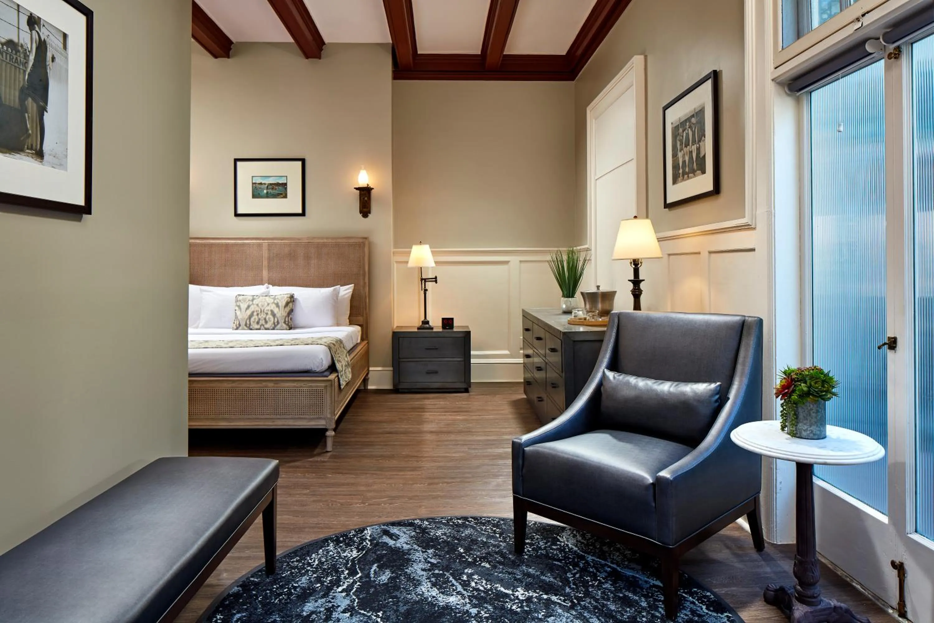 Property building, Bed in Glorietta Bay Inn