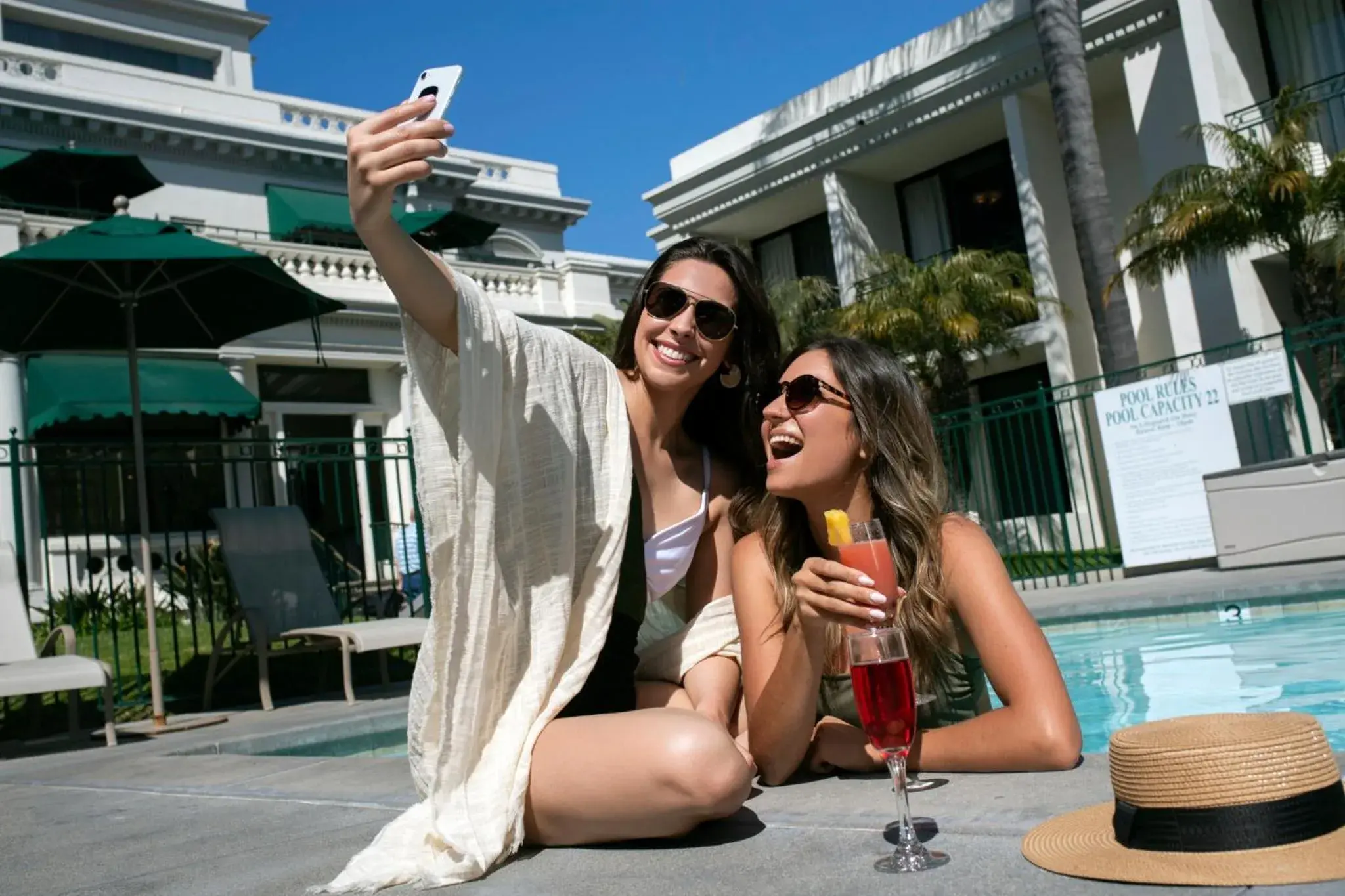 Swimming pool in Glorietta Bay Inn Swimming pool in Glorietta Bay Inn