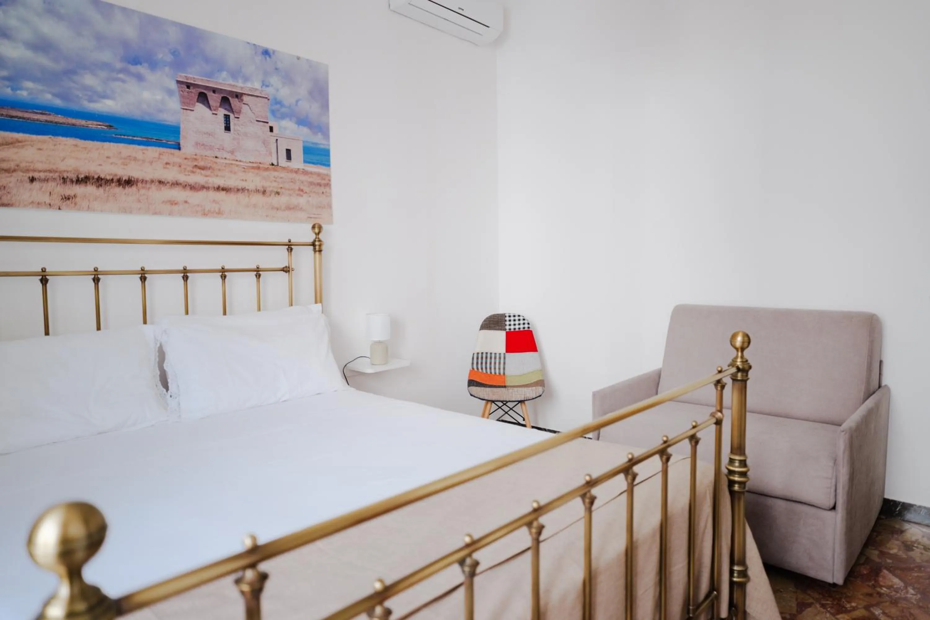 Decorative detail, Bed in BED&BREAD Piazza 'Nzegna