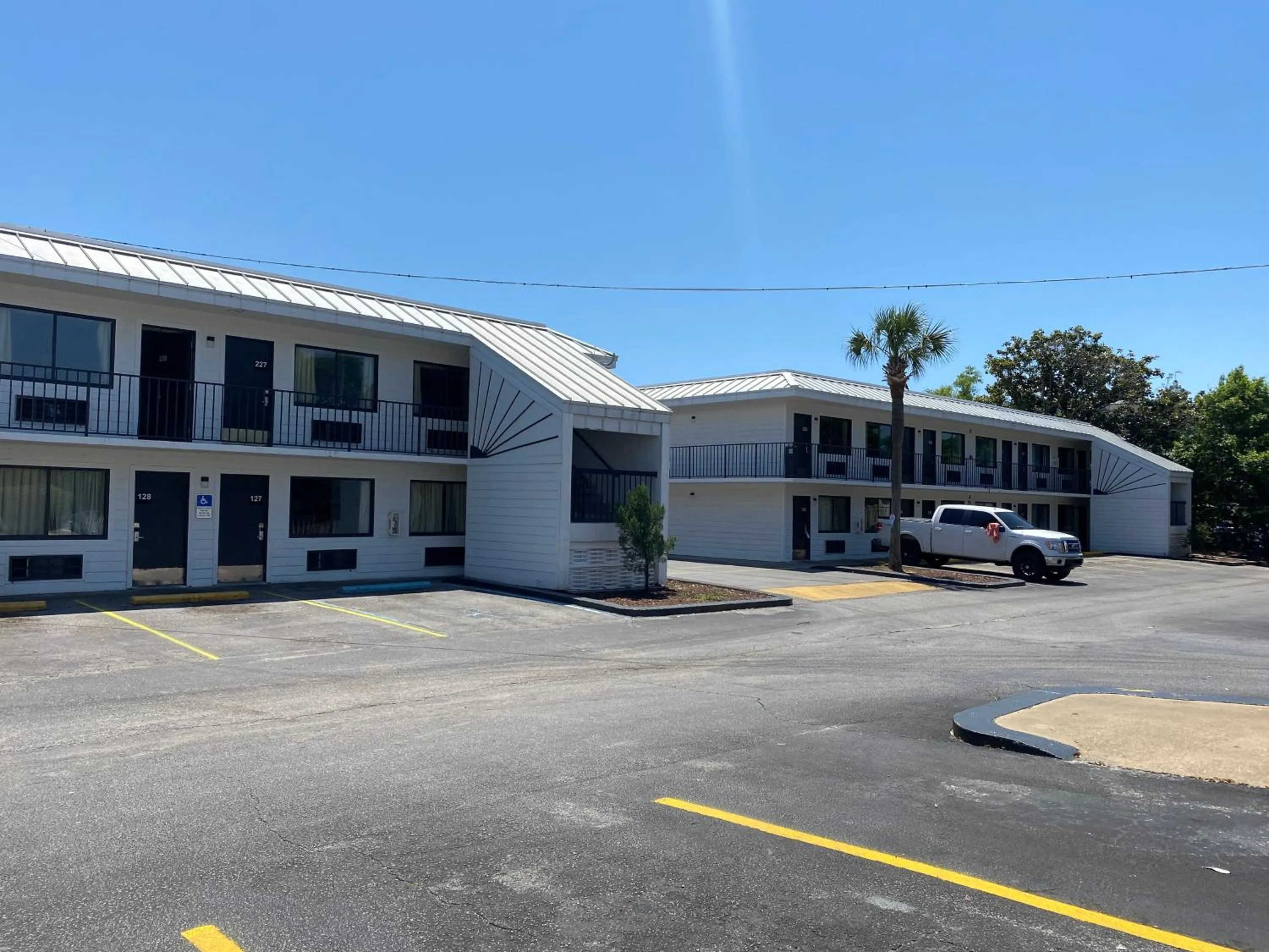 Property building in Village Inn Destin