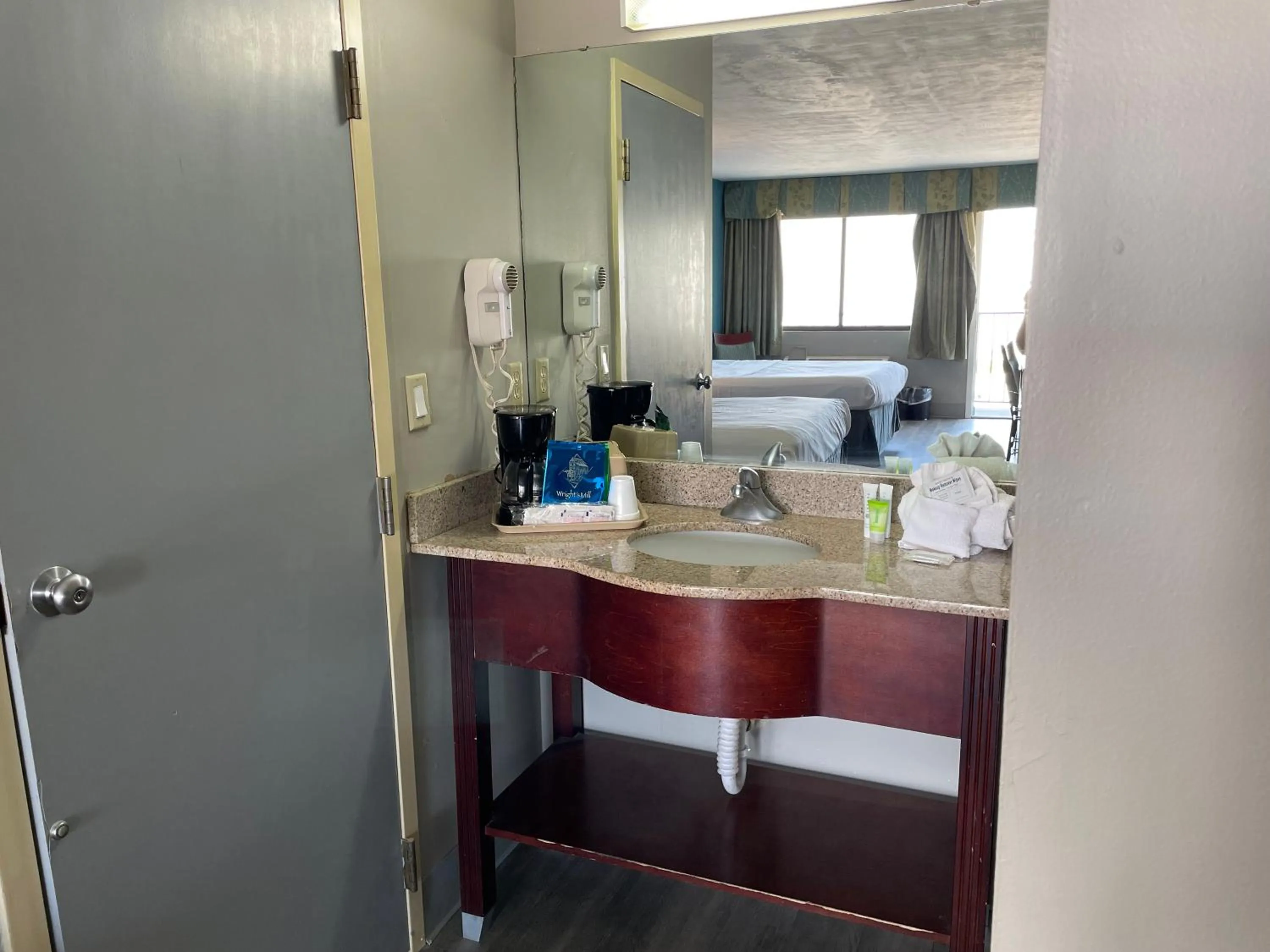 Bathroom, Bed in Village Inn Destin