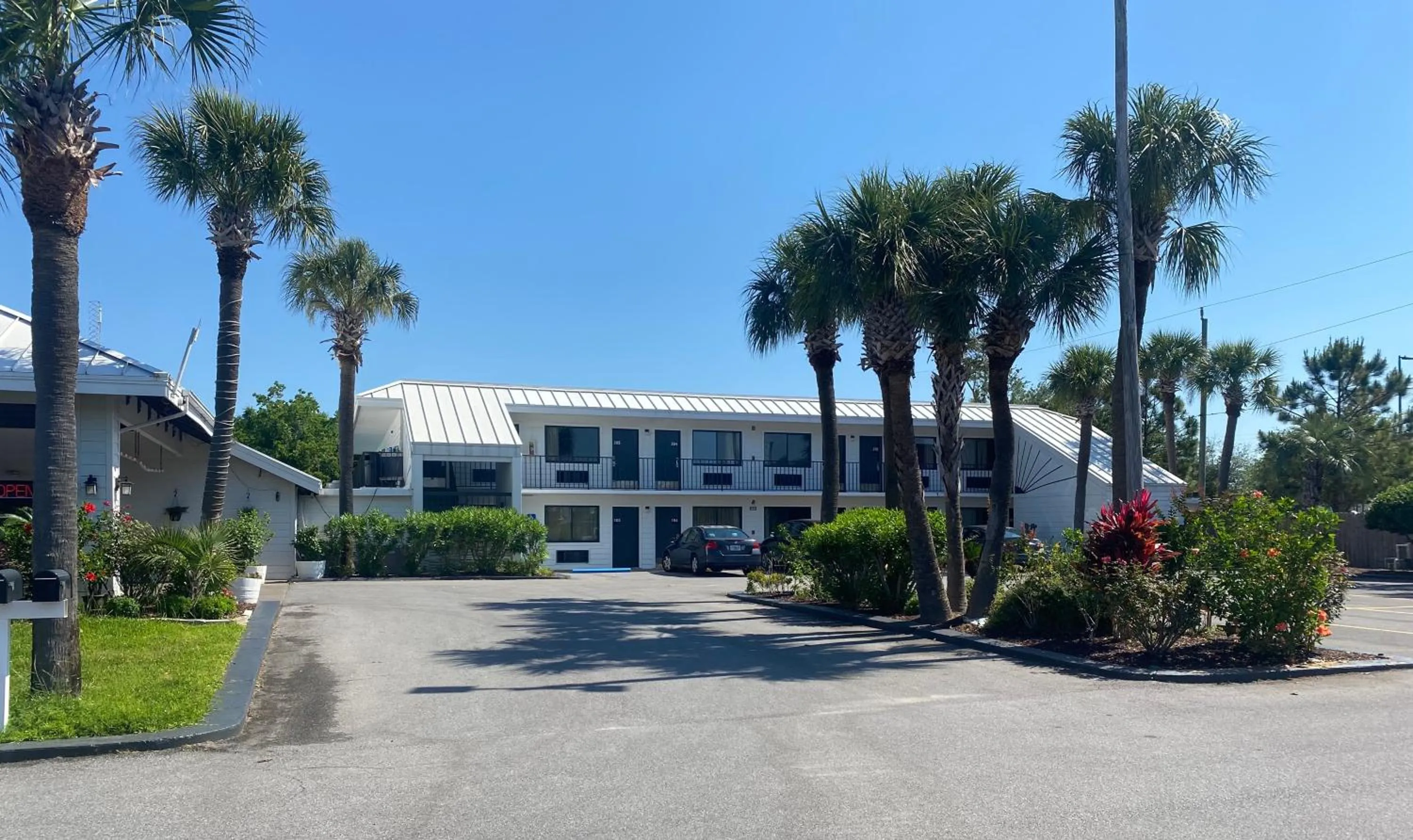 Property building in Village Inn Destin