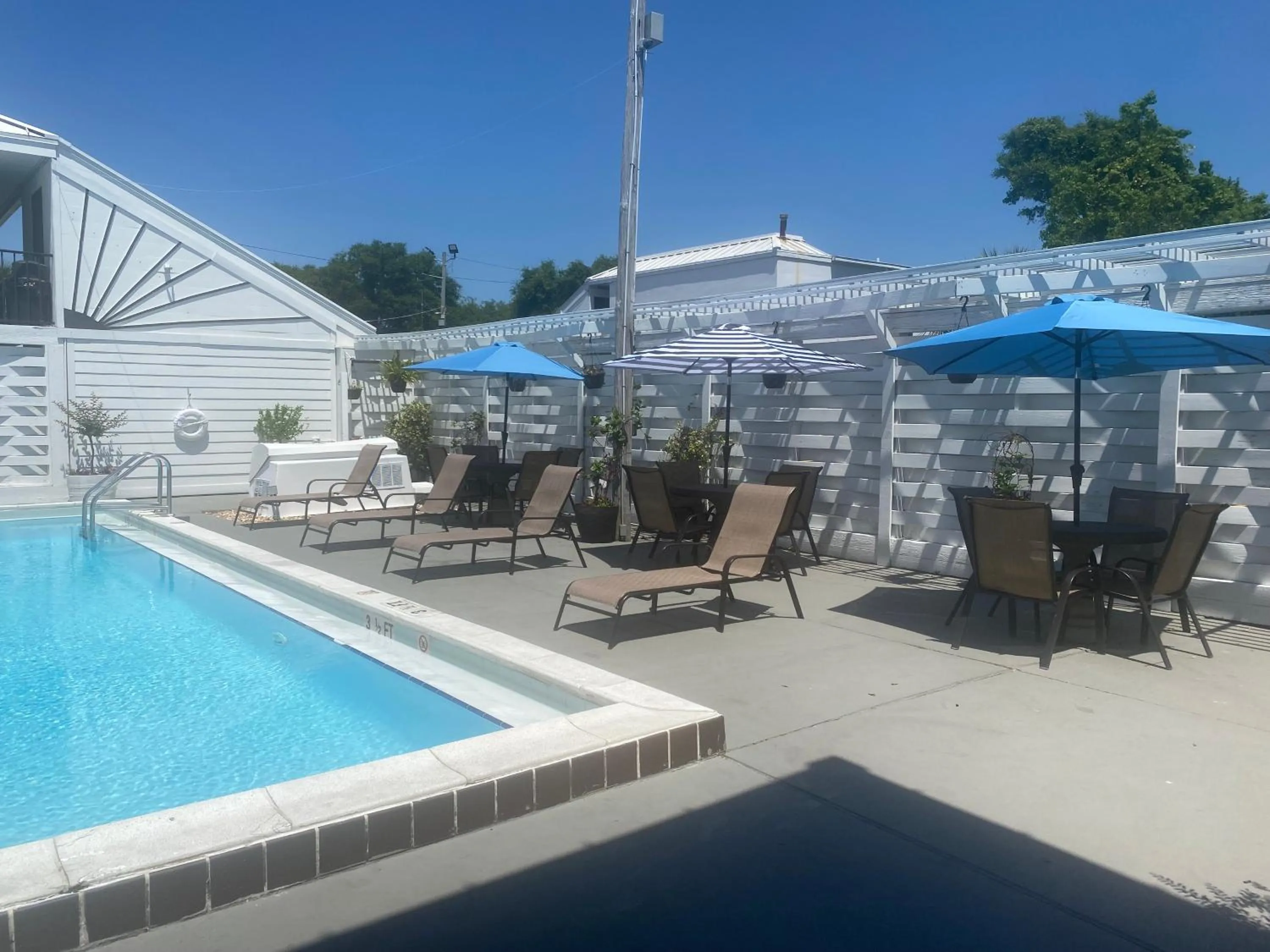 Swimming pool in Village Inn Destin