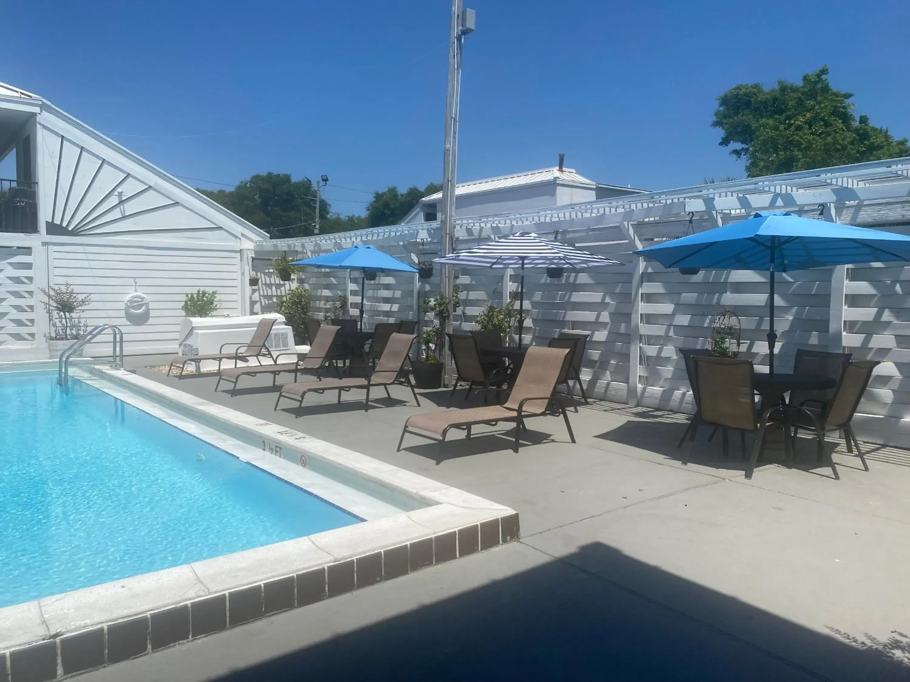 Swimming pool in Village Inn Destin Swimming pool in Village Inn Destin
