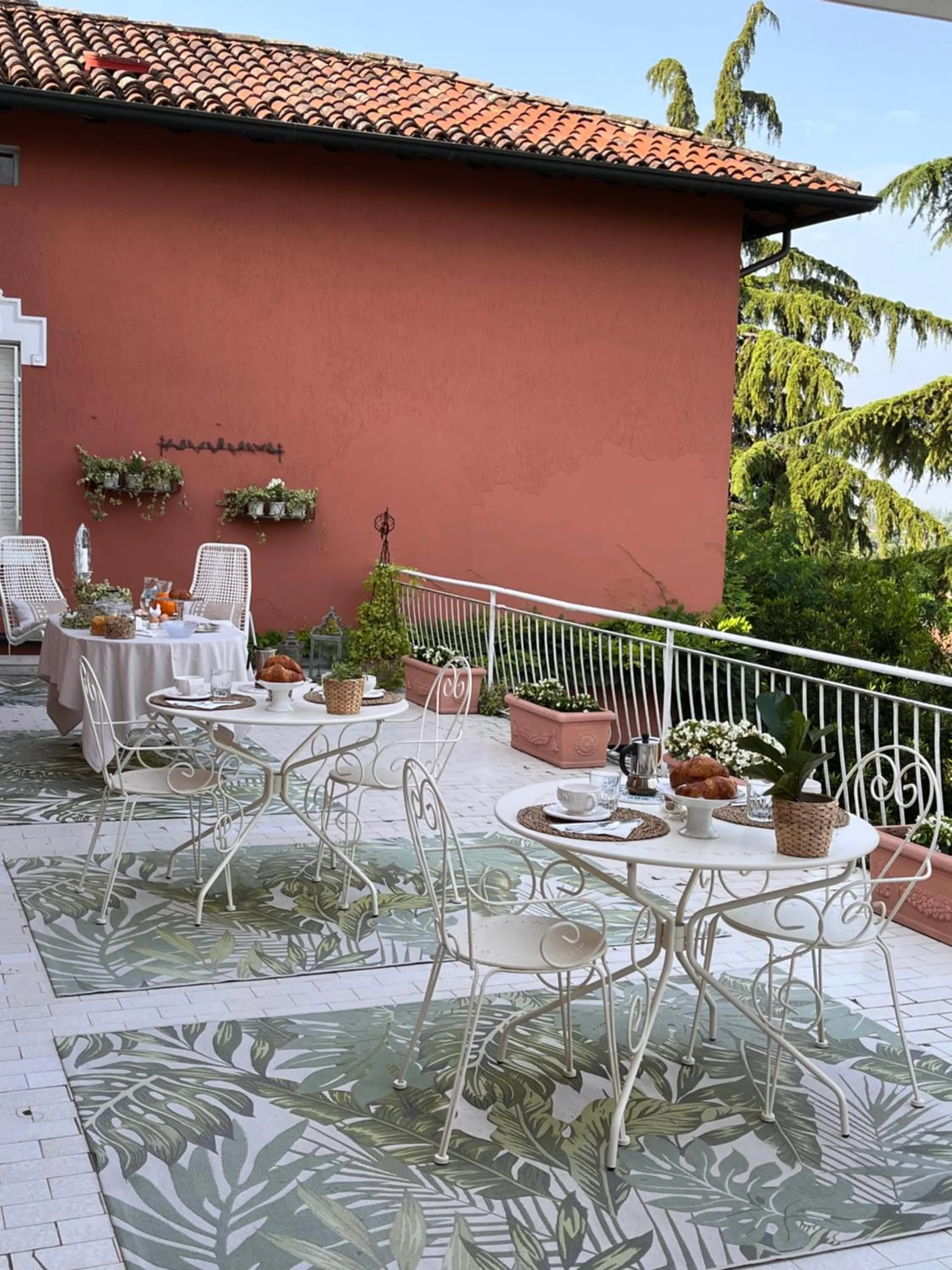 Breakfast in Villa House and Garden B&B