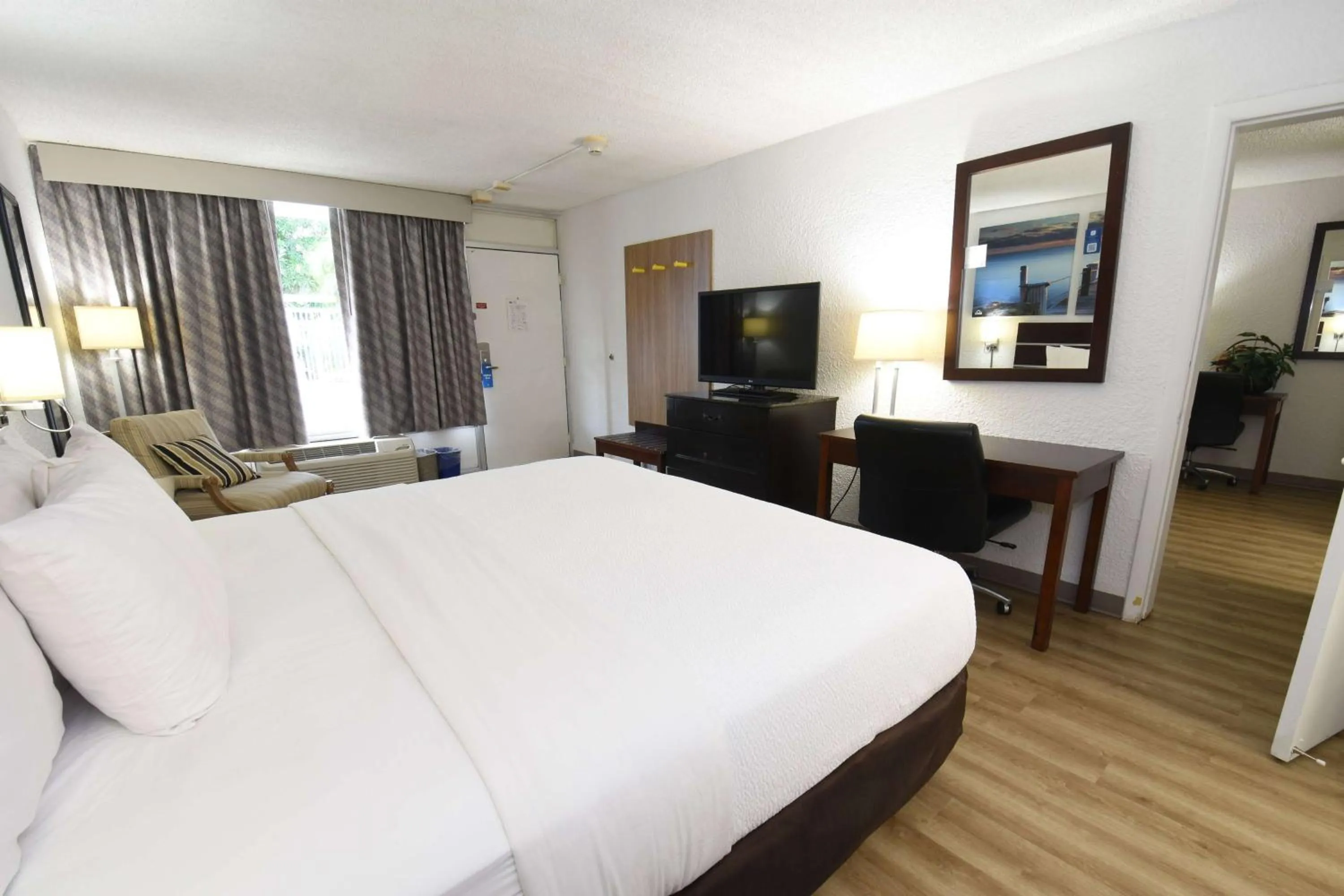 Photo of the whole room, Bed in Days Inn by Wyndham Stuart