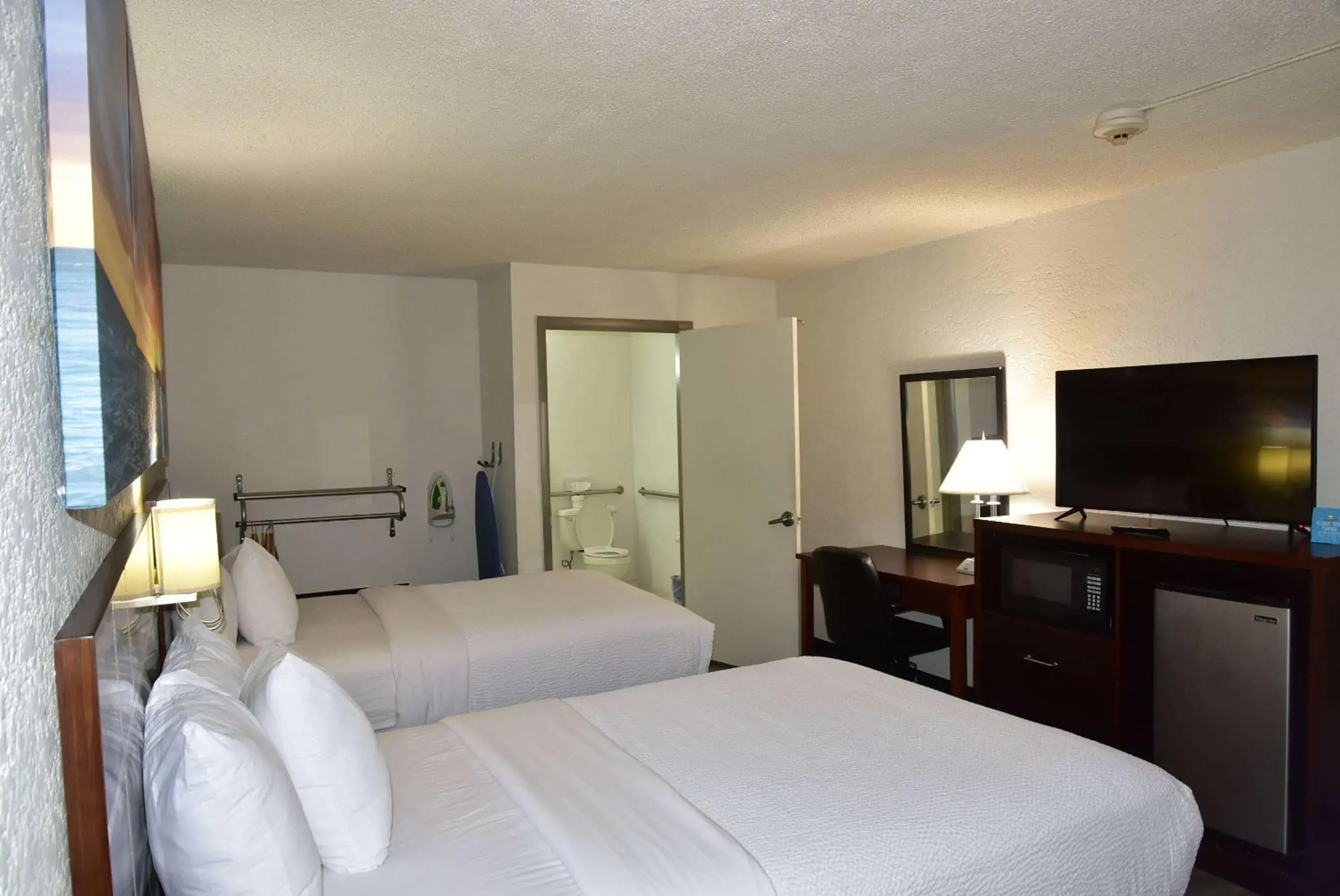 Photo of the whole room, Bed in Days Inn by Wyndham Stuart Photo of the whole room, Bed in Days Inn by Wyndham Stuart