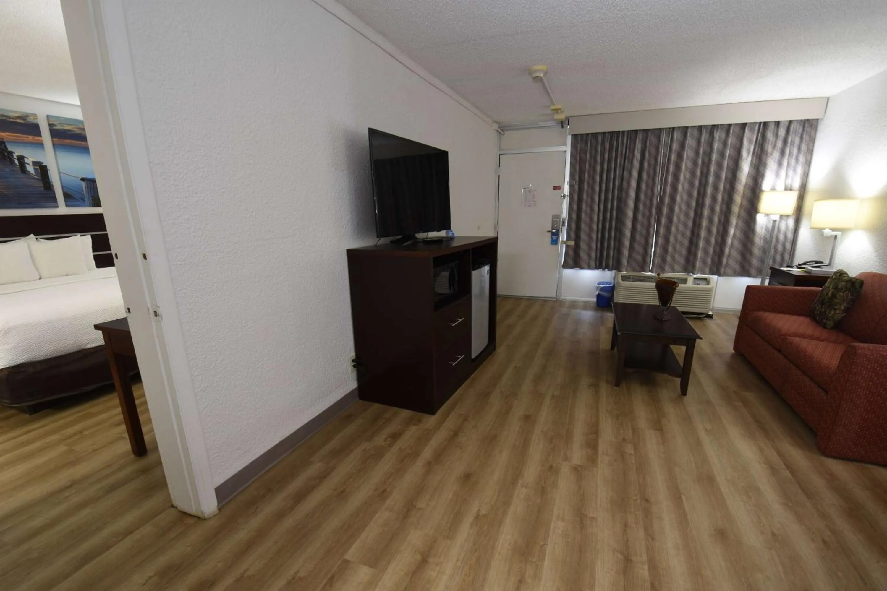 Photo of the whole room, Bed in Days Inn by Wyndham Stuart