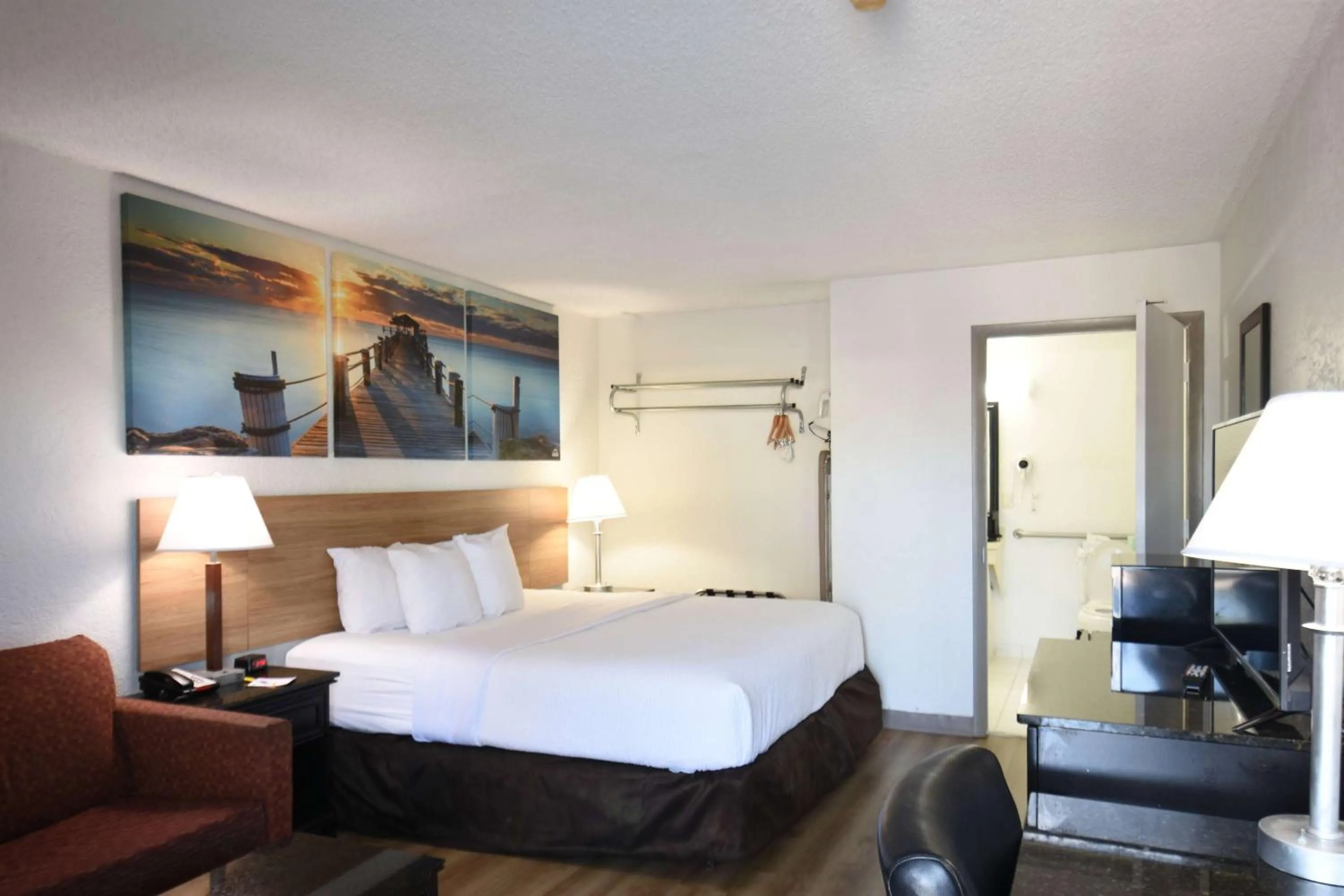 Photo of the whole room, Bed in Days Inn by Wyndham Stuart