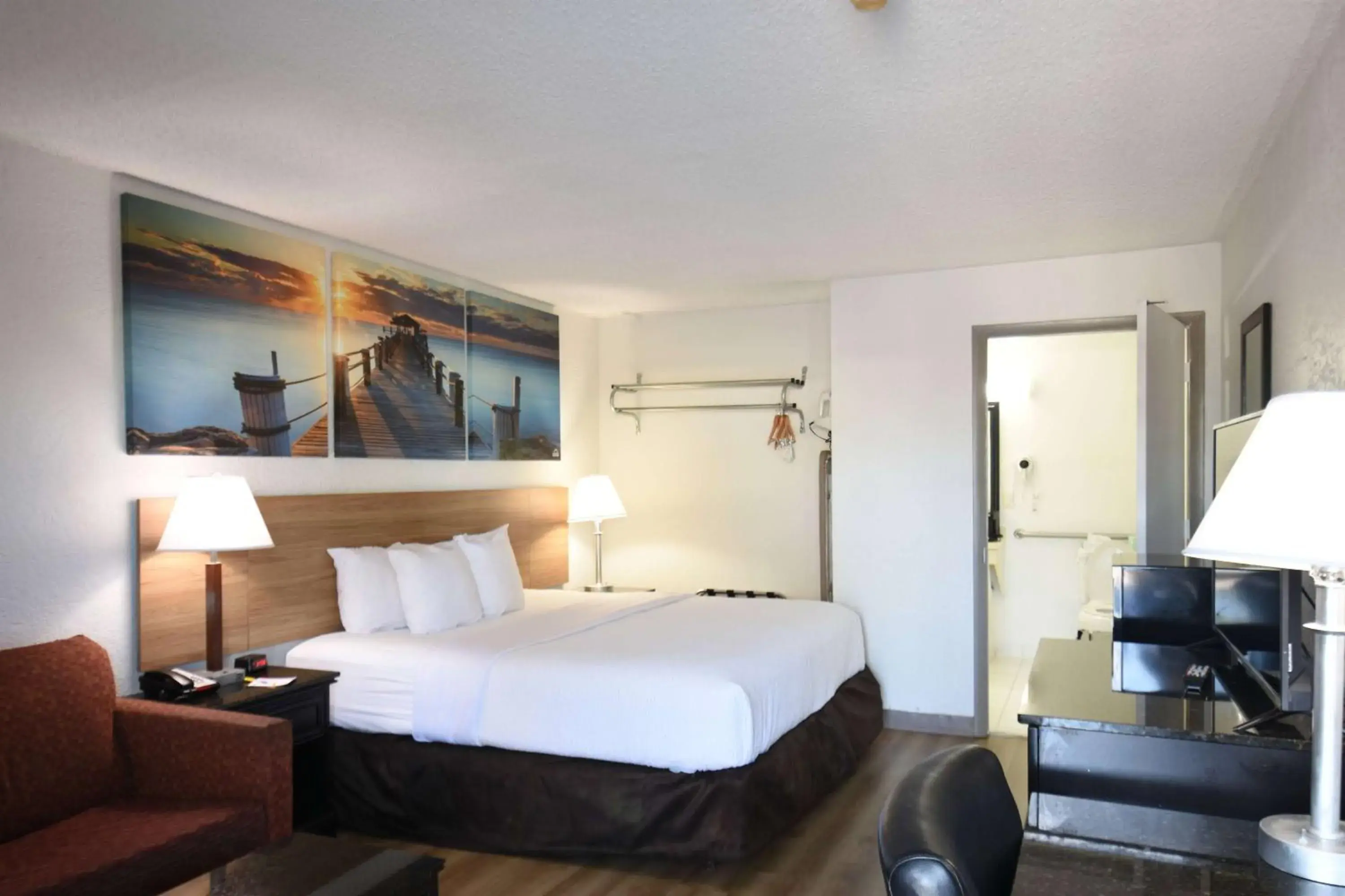 Photo of the whole room, Bed in Days Inn by Wyndham Stuart Photo of the whole room, Bed in Days Inn by Wyndham Stuart