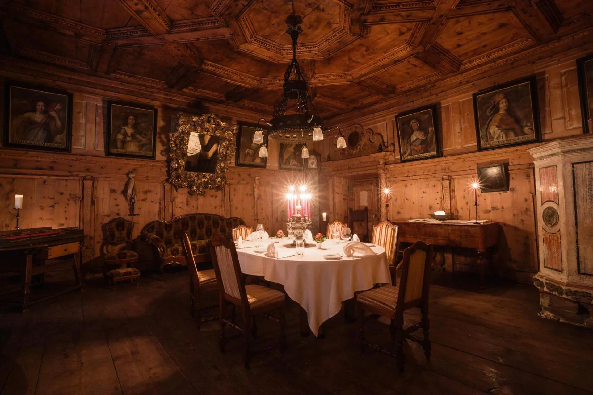 Restaurant/places to eat in Historic Hotel Albrici