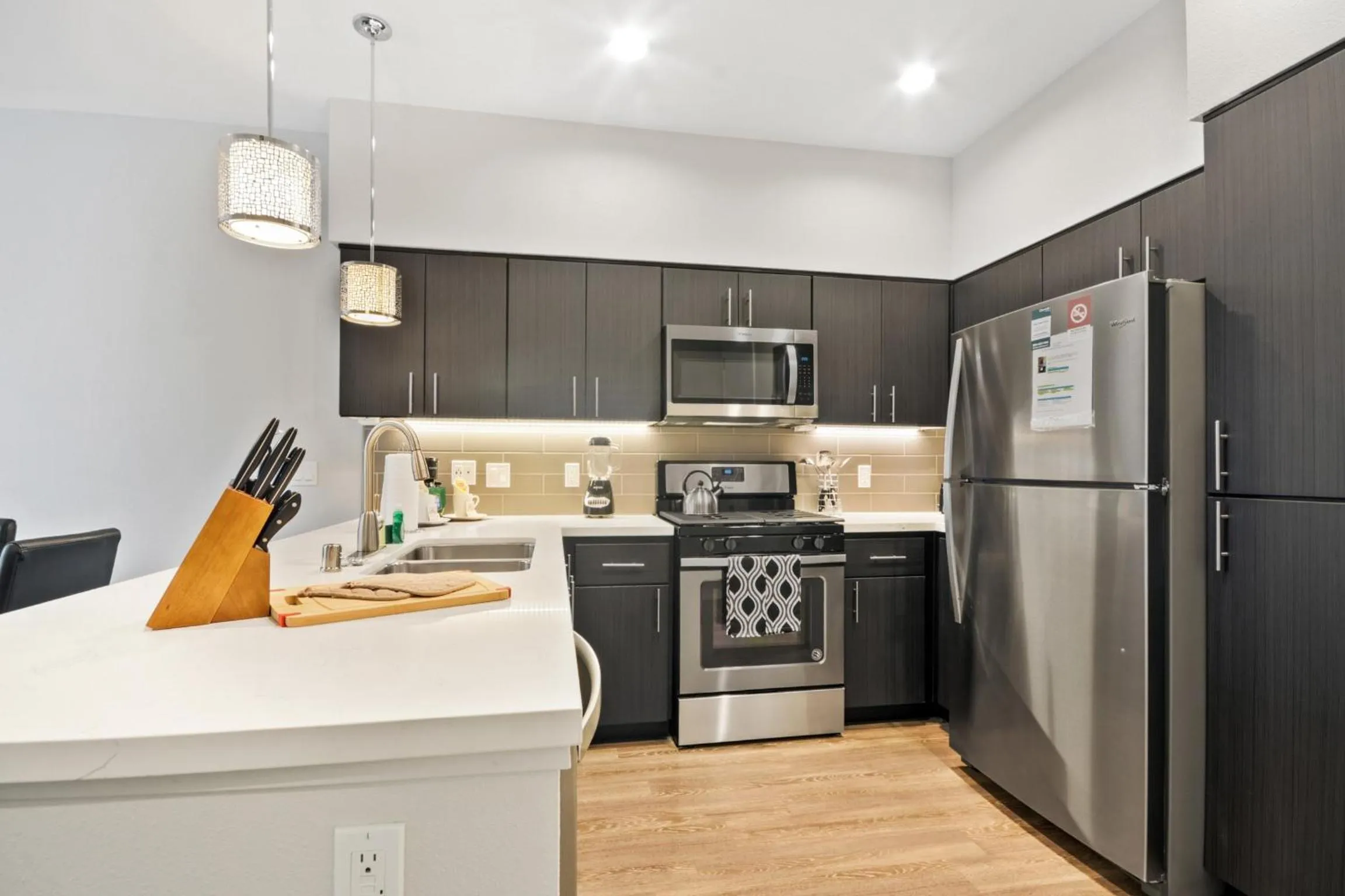 Kitchen or kitchenette in Global Luxury Suites in Menlo Park