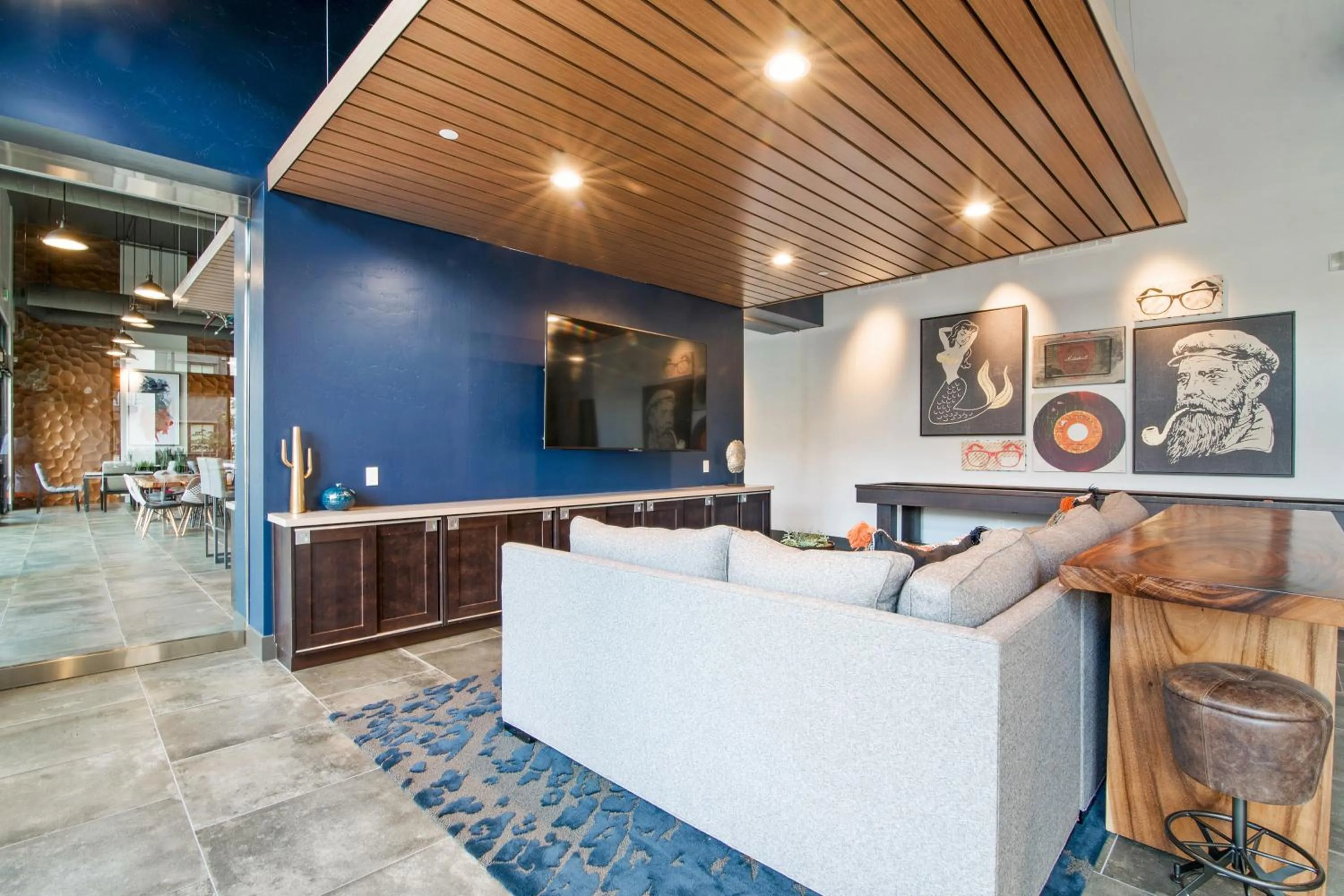 Communal lounge/ TV room in Global Luxury Suites in Menlo Park