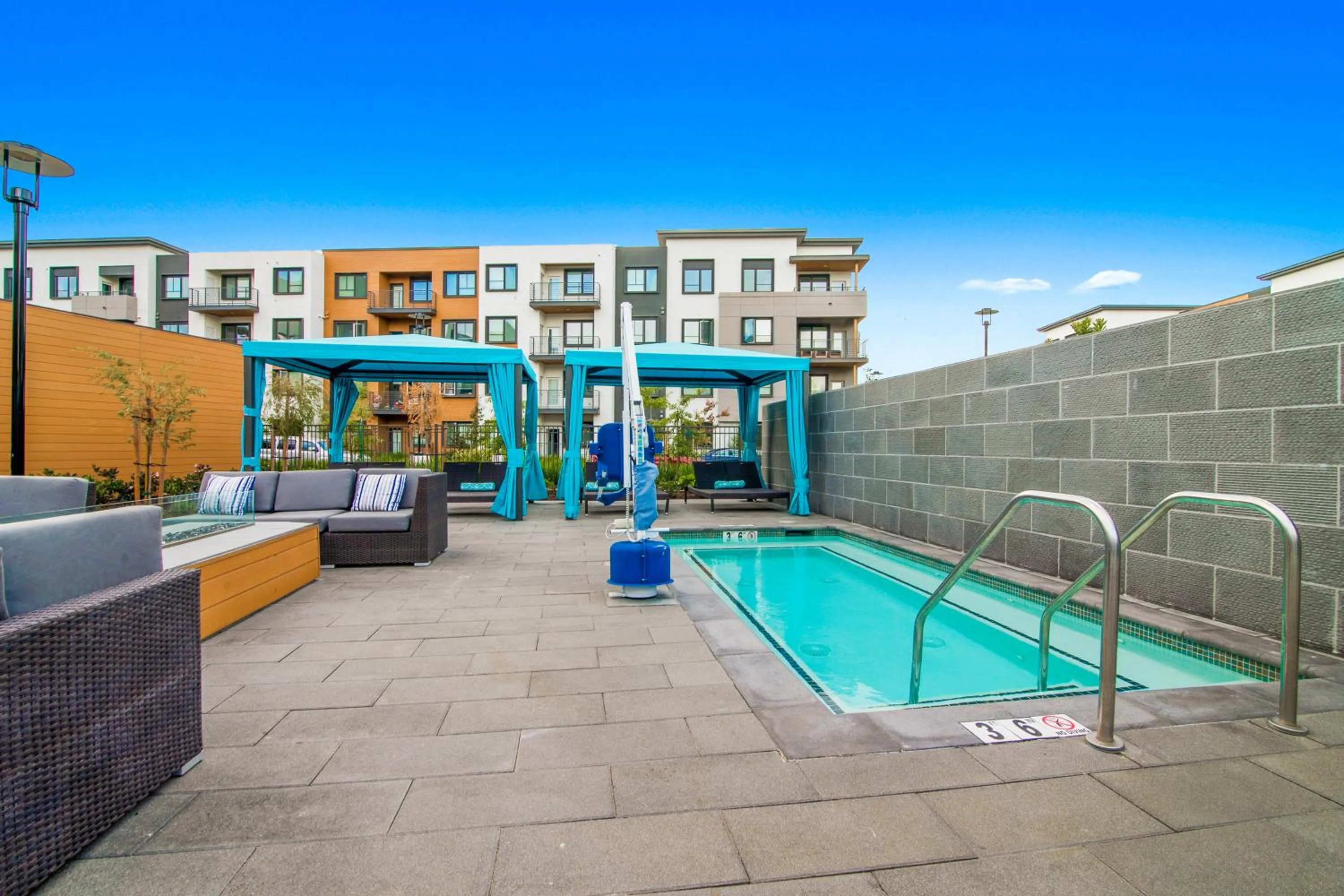Swimming pool in Global Luxury Suites in Menlo Park