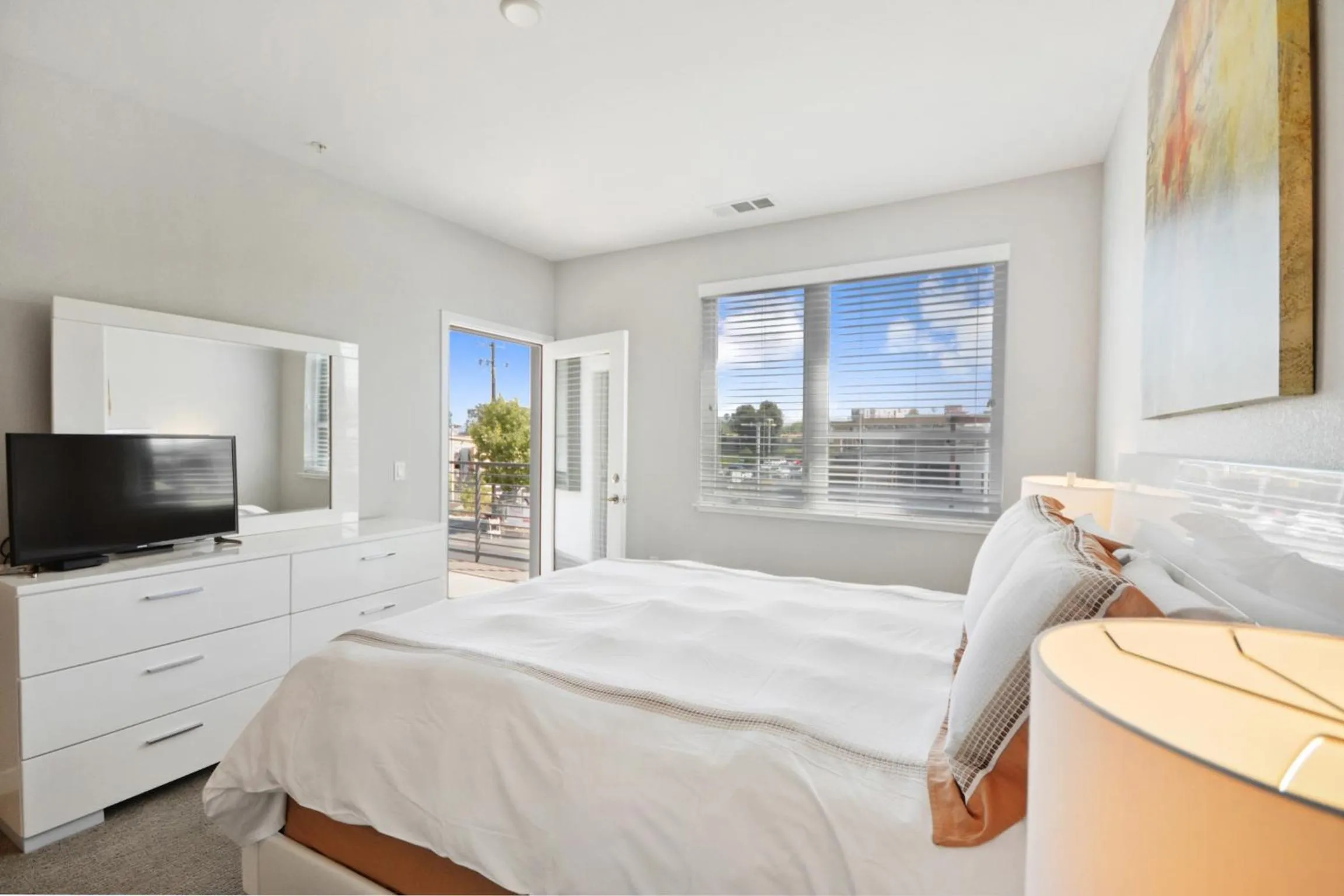 TV and multimedia, Bed in Global Luxury Suites in Menlo Park