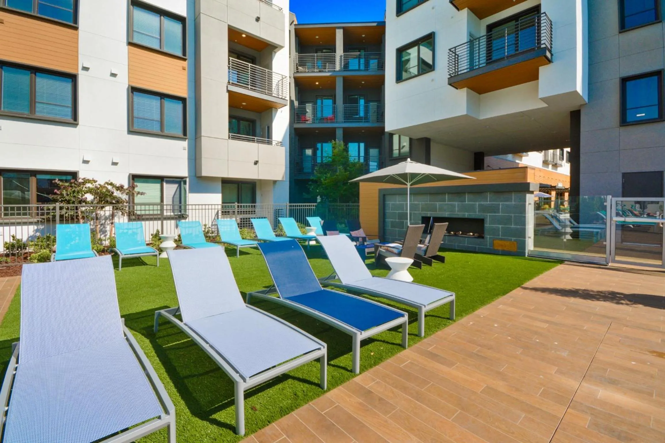 Swimming pool in Global Luxury Suites in Menlo Park
