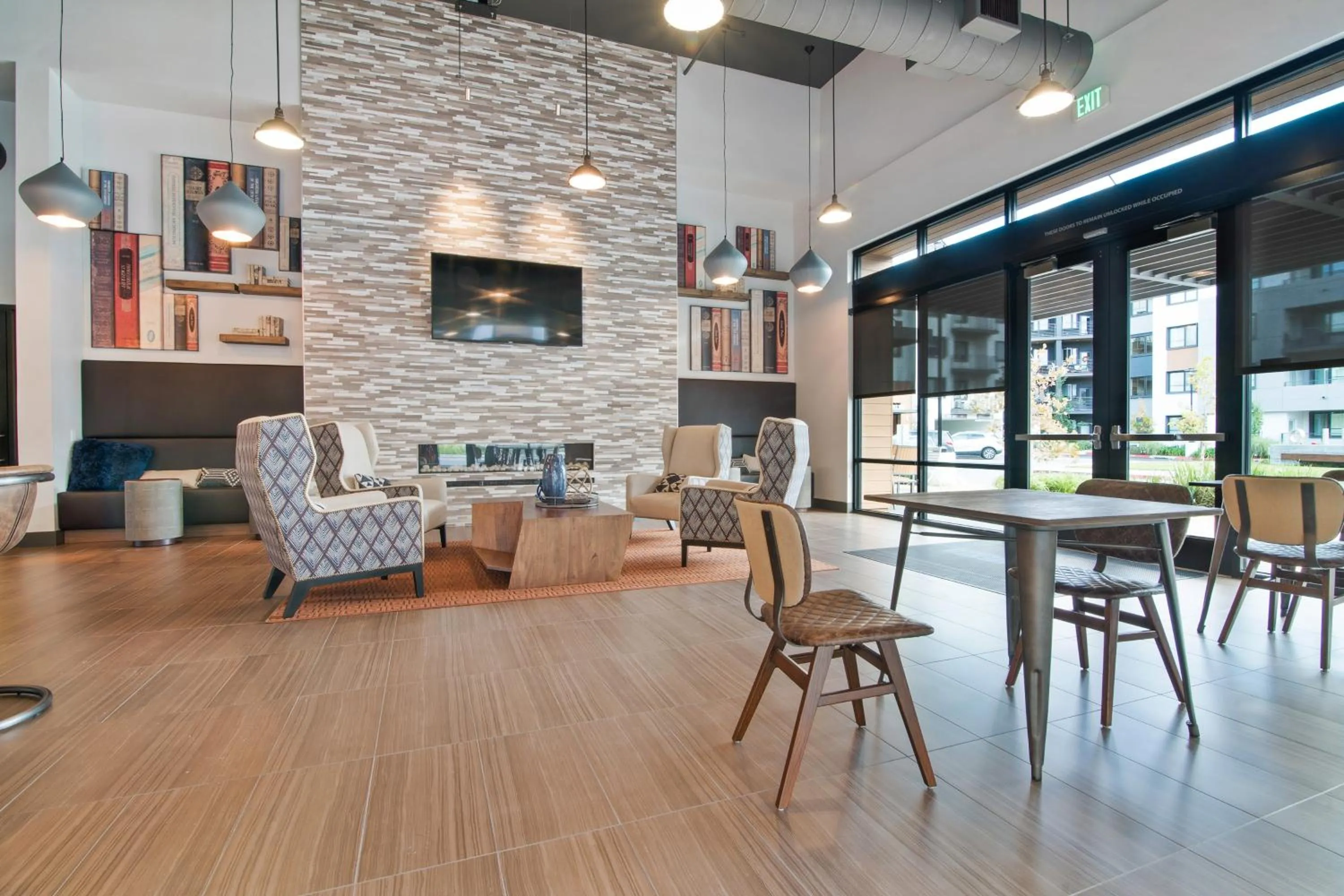 Communal lounge/ TV room in Global Luxury Suites in Menlo Park