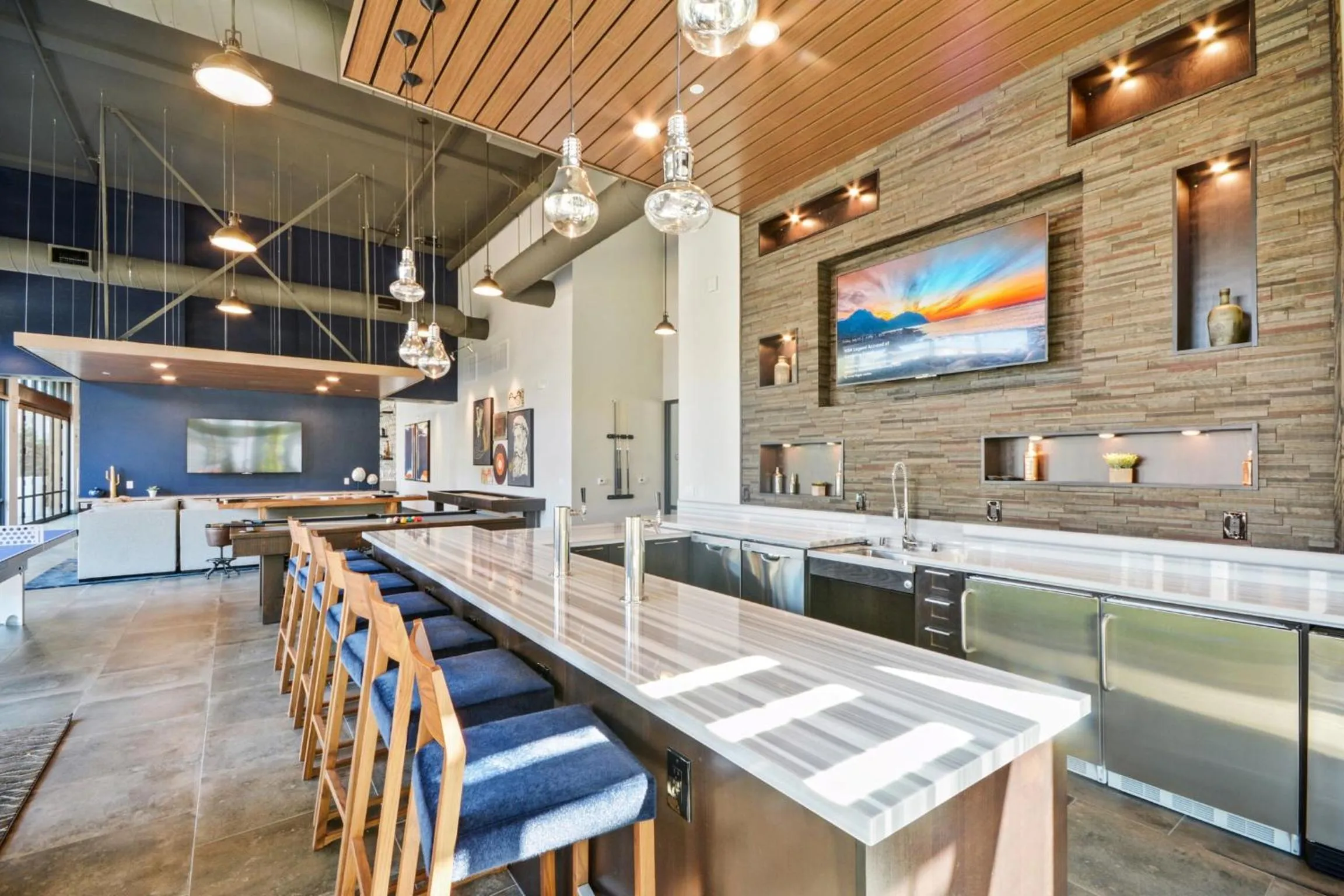 Communal kitchen in Global Luxury Suites in Menlo Park