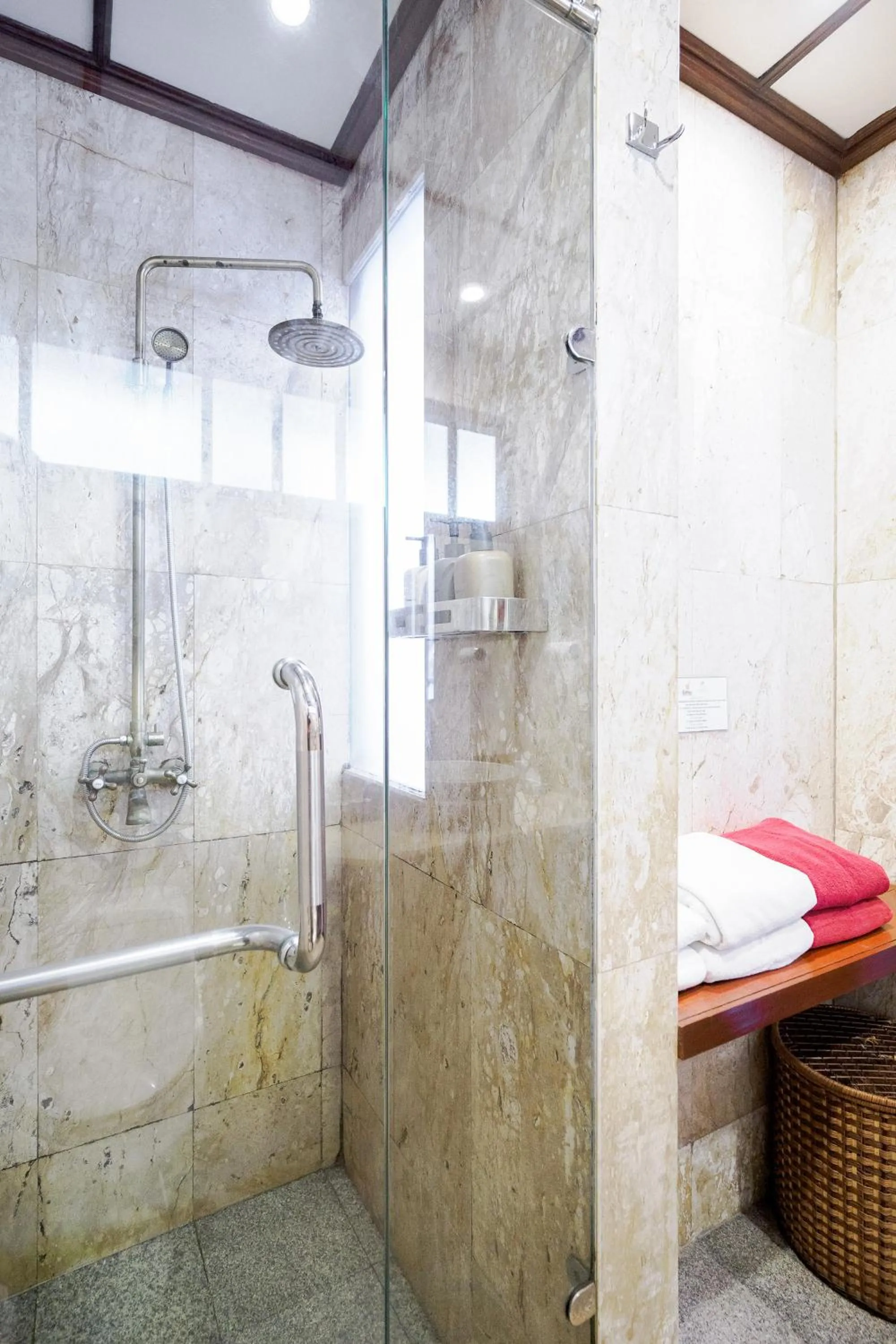Shower in Khaolak Oriental Resort - Adult Only