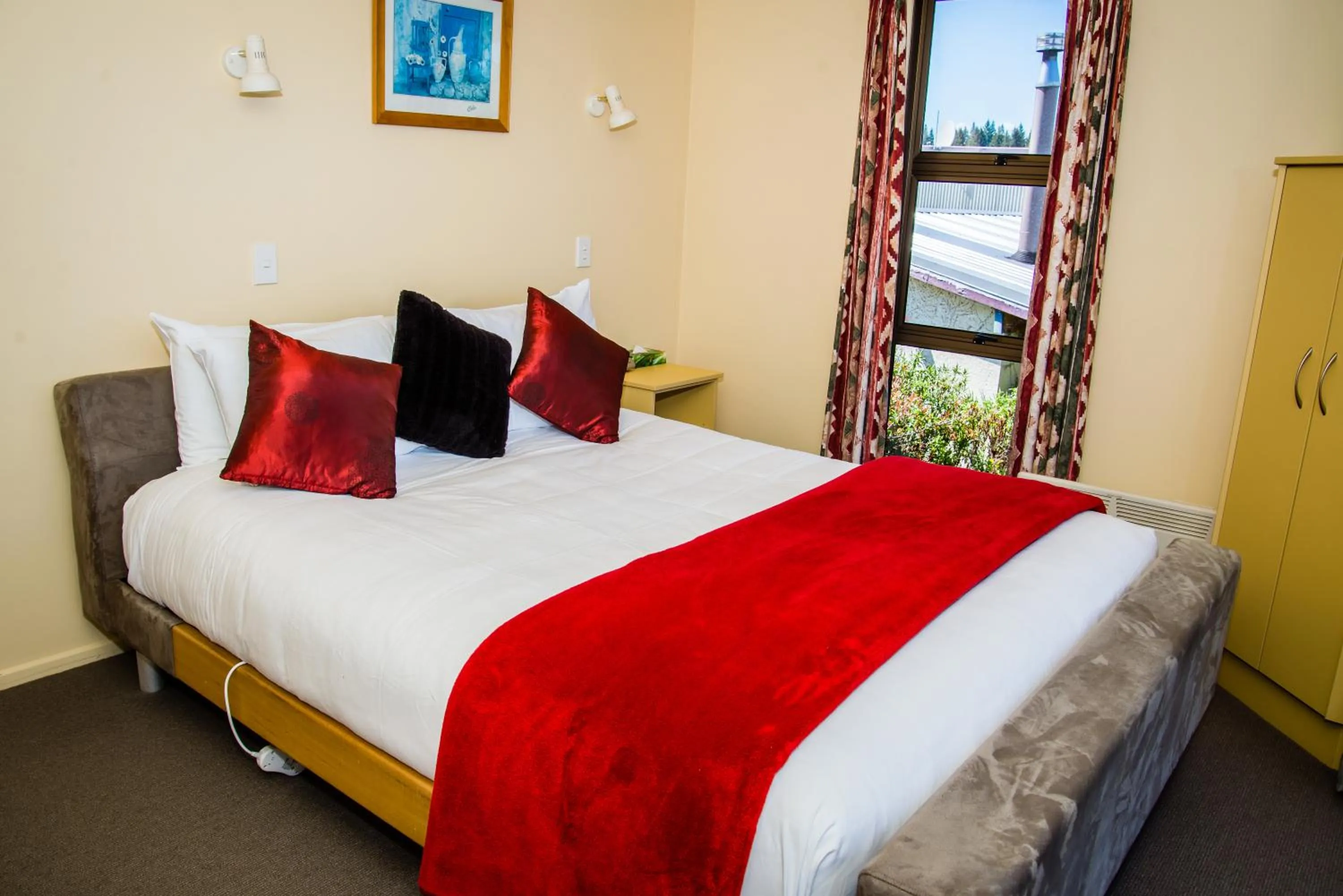 Bedroom, Bed in Edgewater Motel