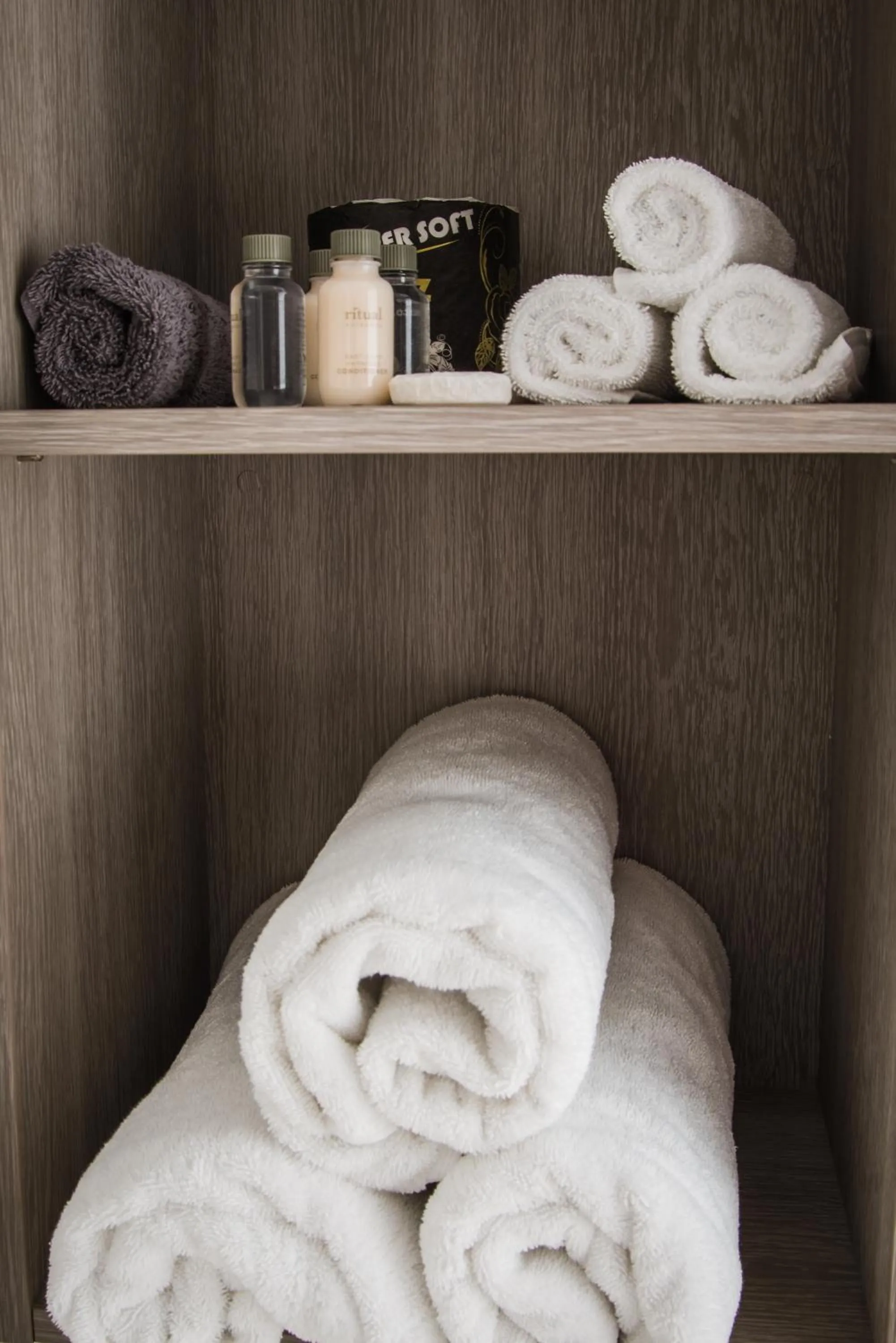 Bathroom in Edgewater Motel