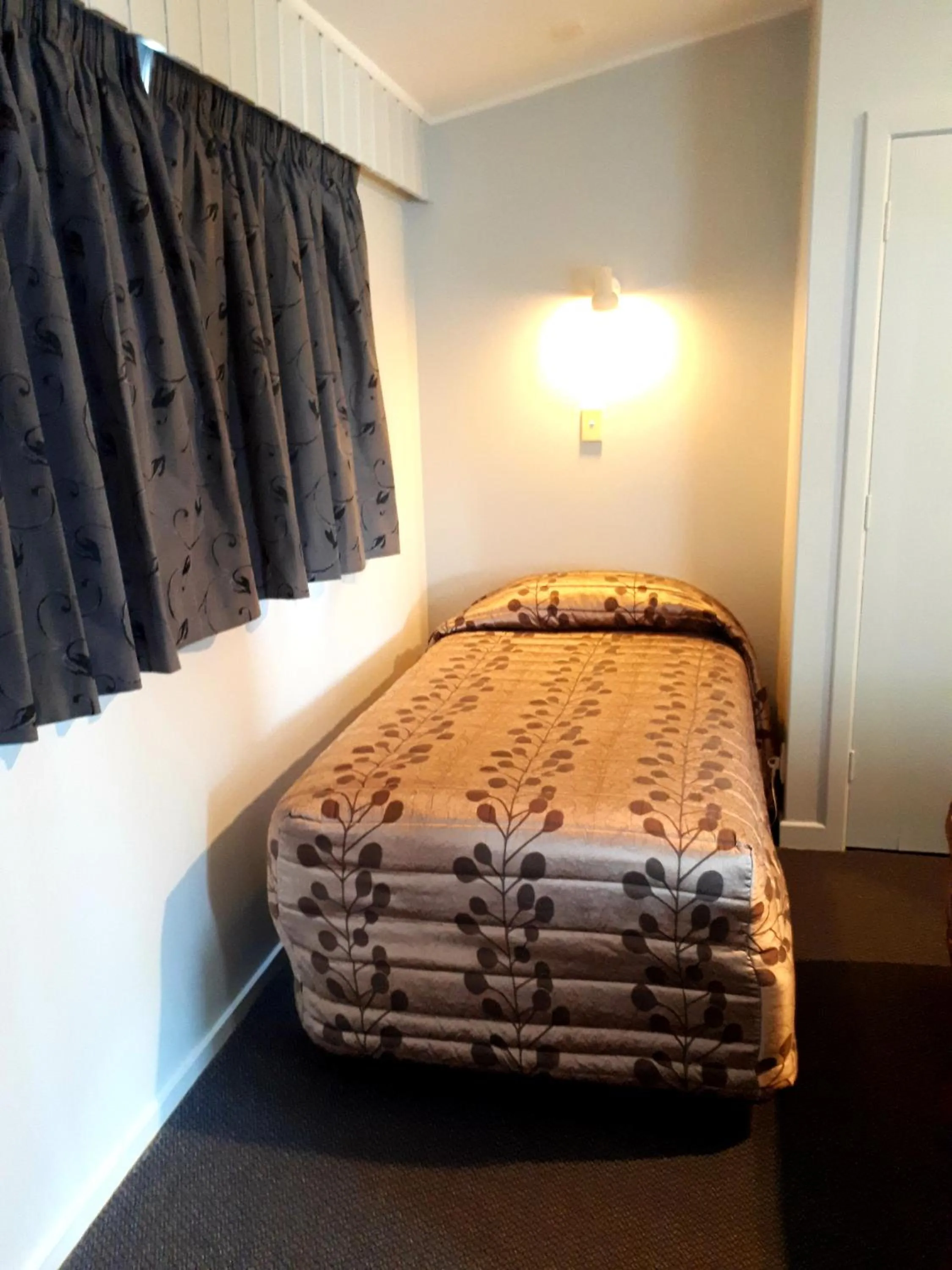 Photo of the whole room, Bed in Edgewater Motel