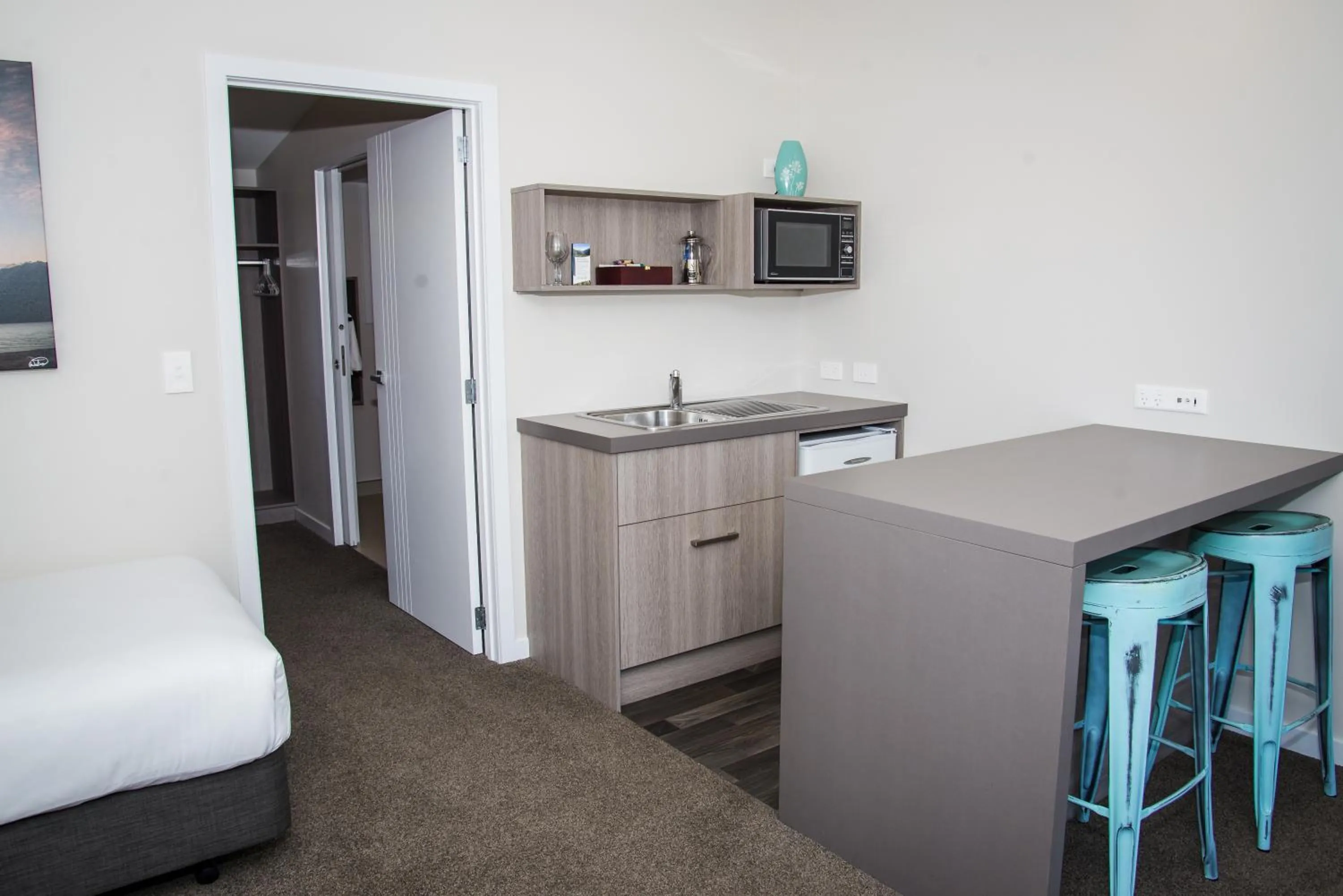 Kitchen or kitchenette in Edgewater Motel