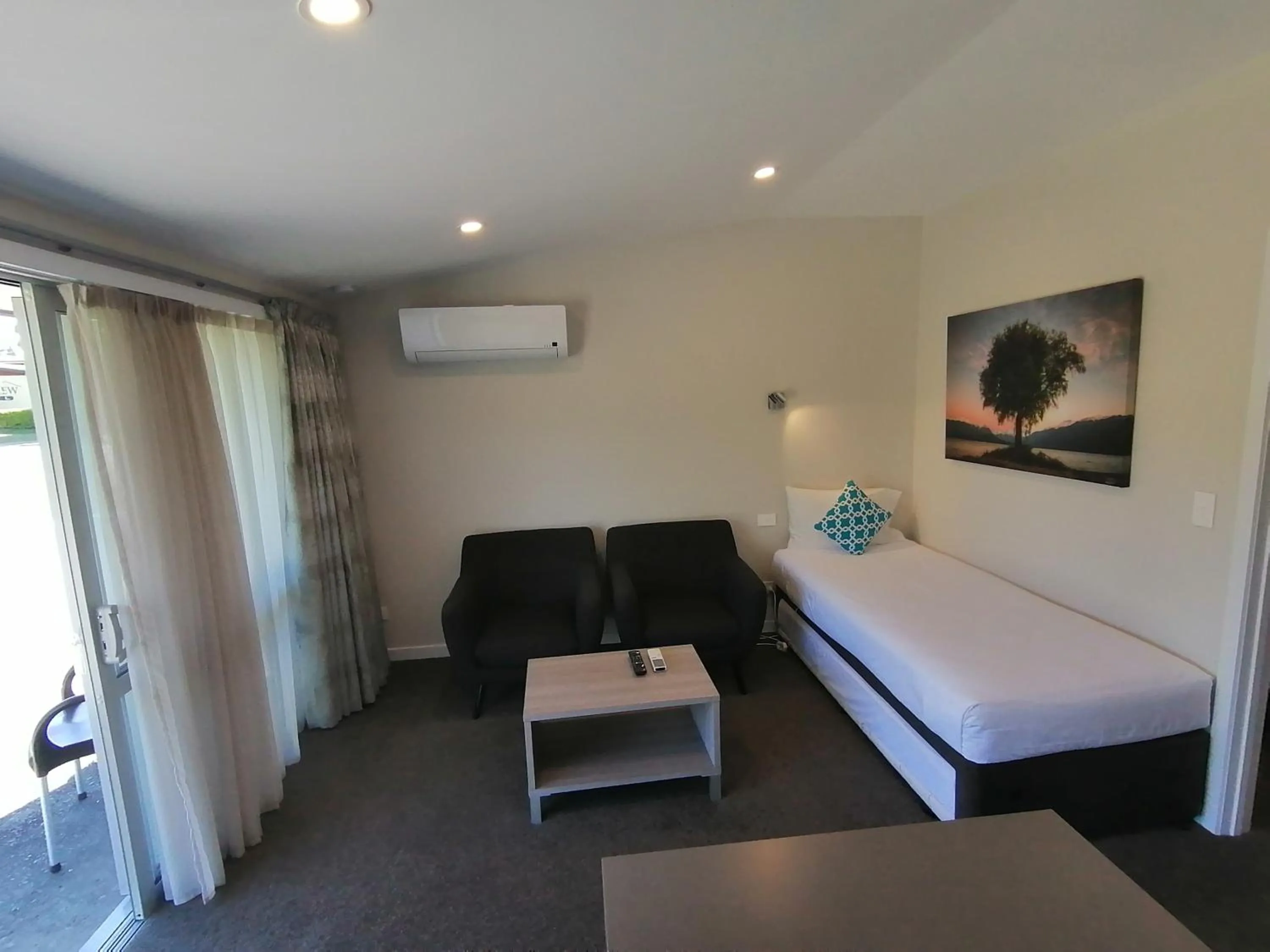 Living room, Bed in Edgewater Motel