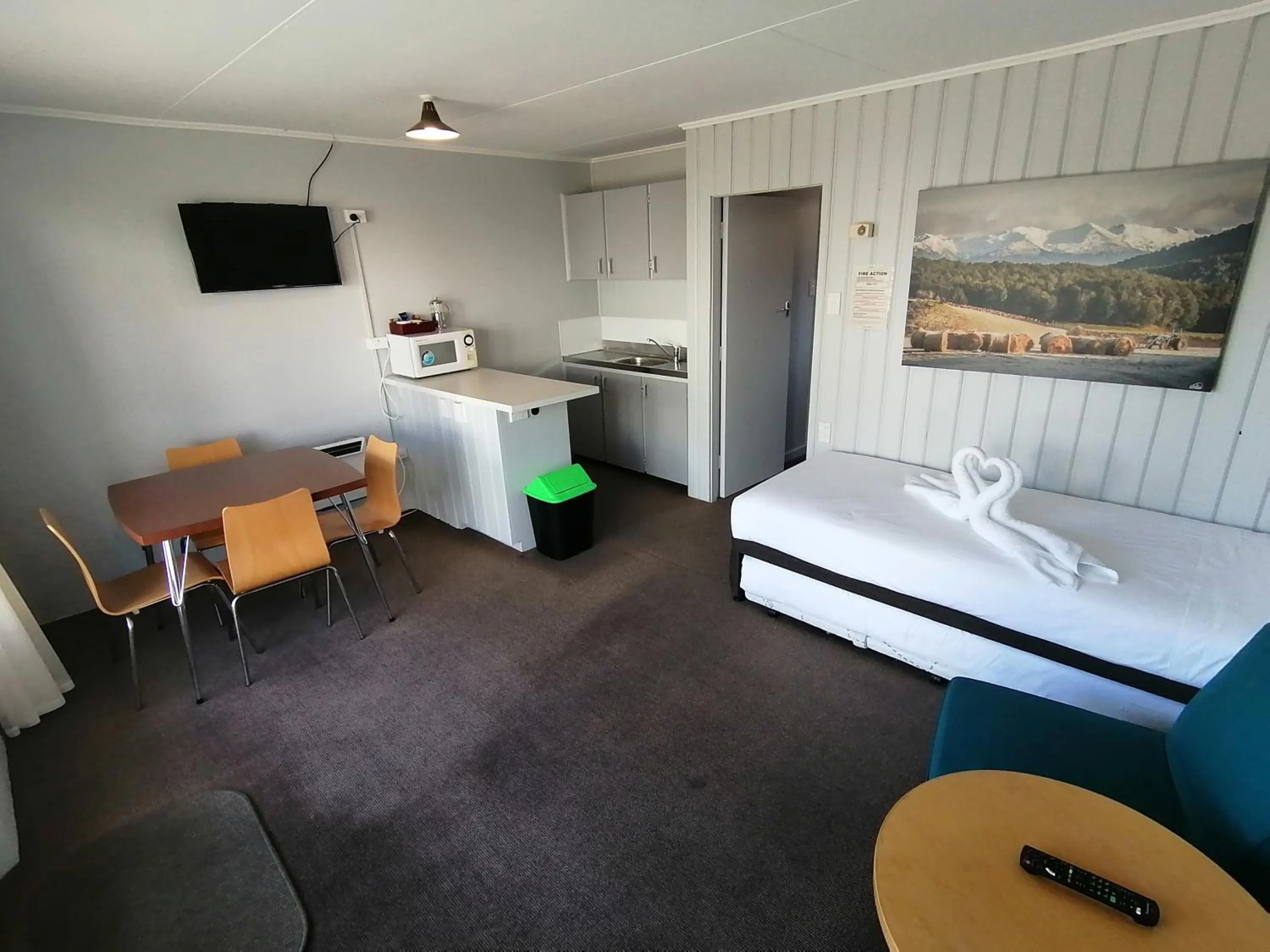 Bed in Edgewater Motel