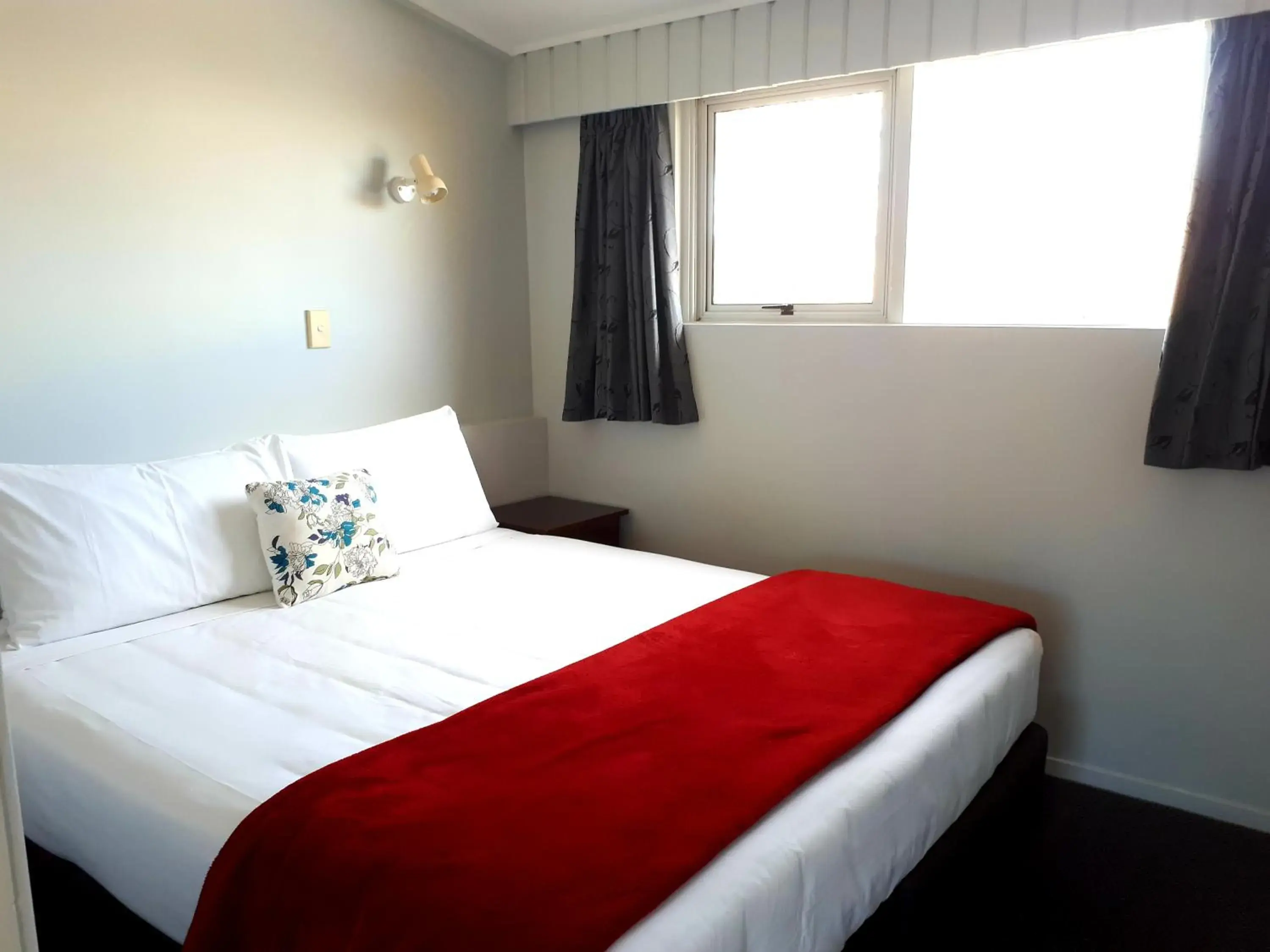 Photo of the whole room, Bed in Edgewater Motel Photo of the whole room, Bed in Edgewater Motel